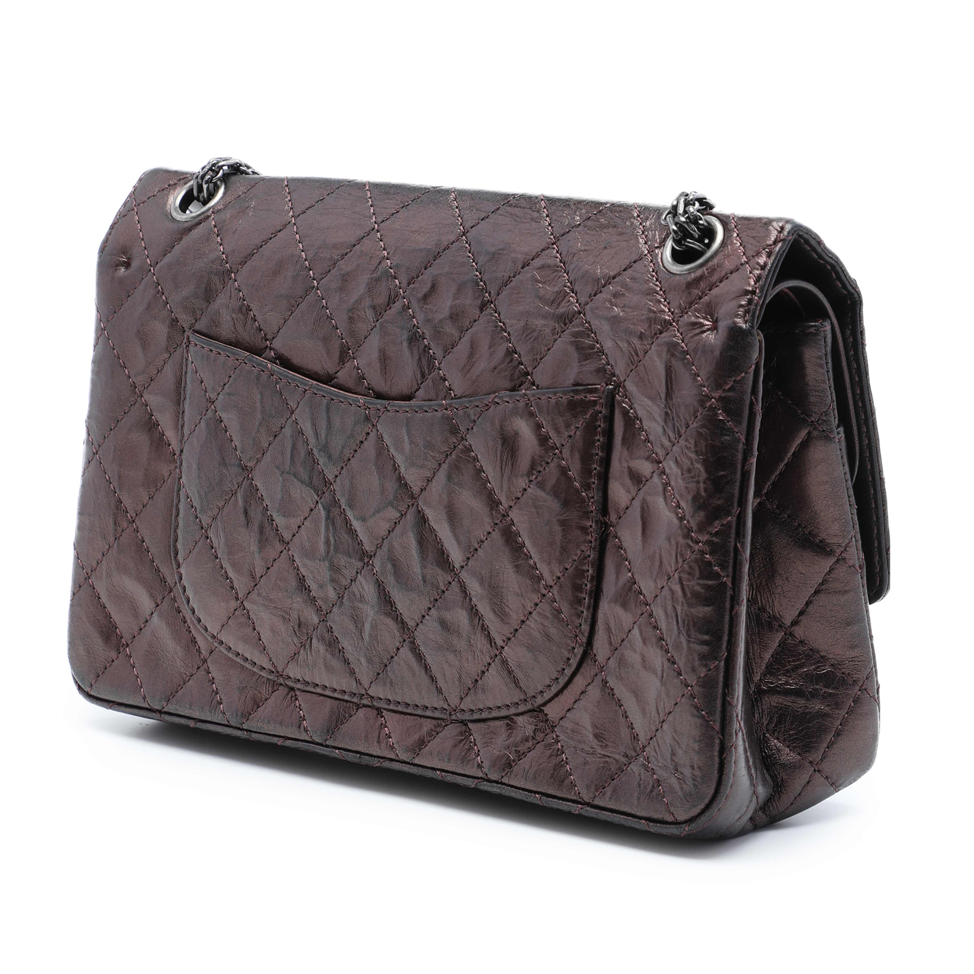 Chanel Quilted Metallic Aged Calfskin Reissue 2.55 Double Flap 226, från Luxclusif, i färgen brun. Klicka för att öppna bilden i stort format