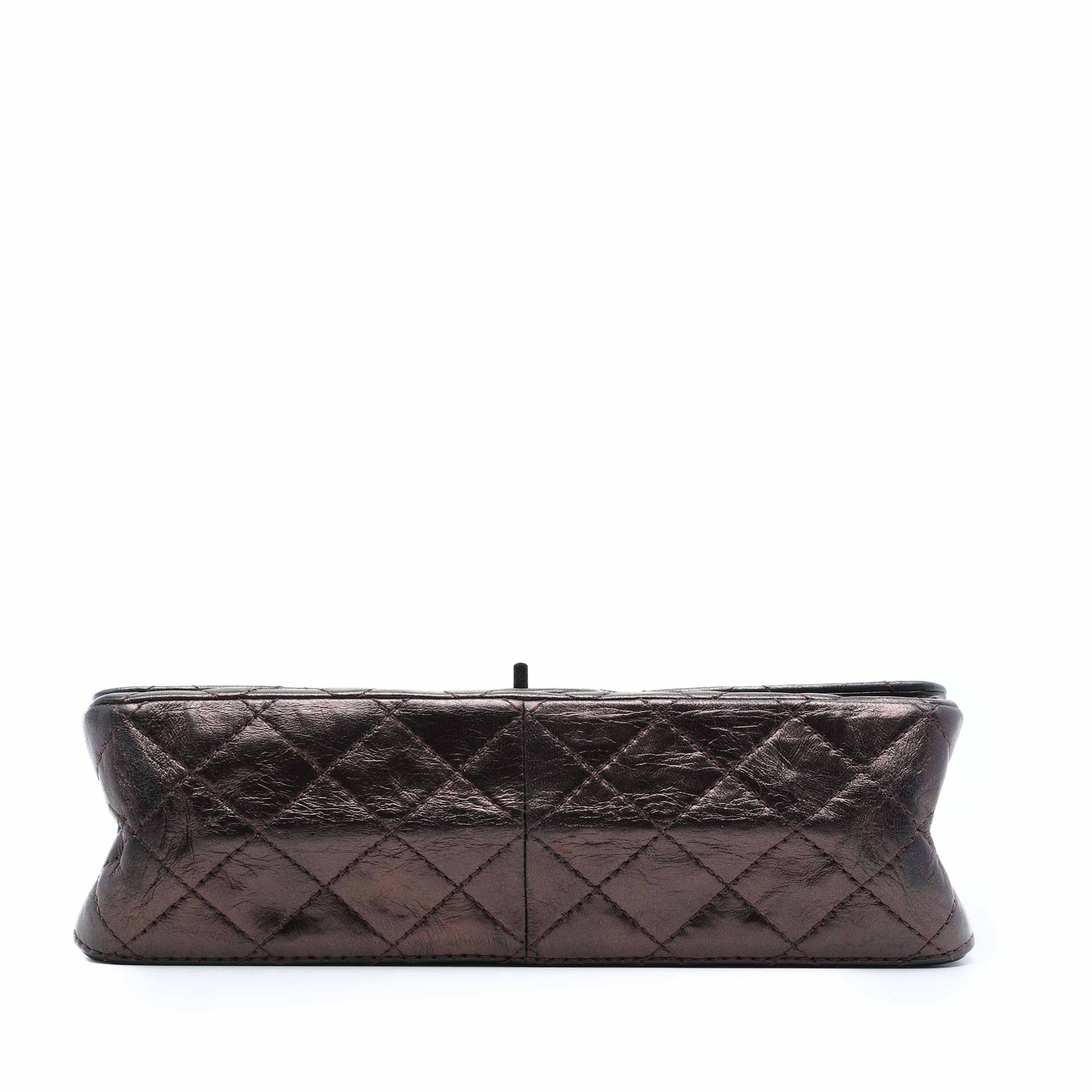 Chanel Quilted Metallic Aged Calfskin Reissue 2.55 Double Flap 226, från Luxclusif, i färgen brun. Klicka för att öppna bilden i stort format