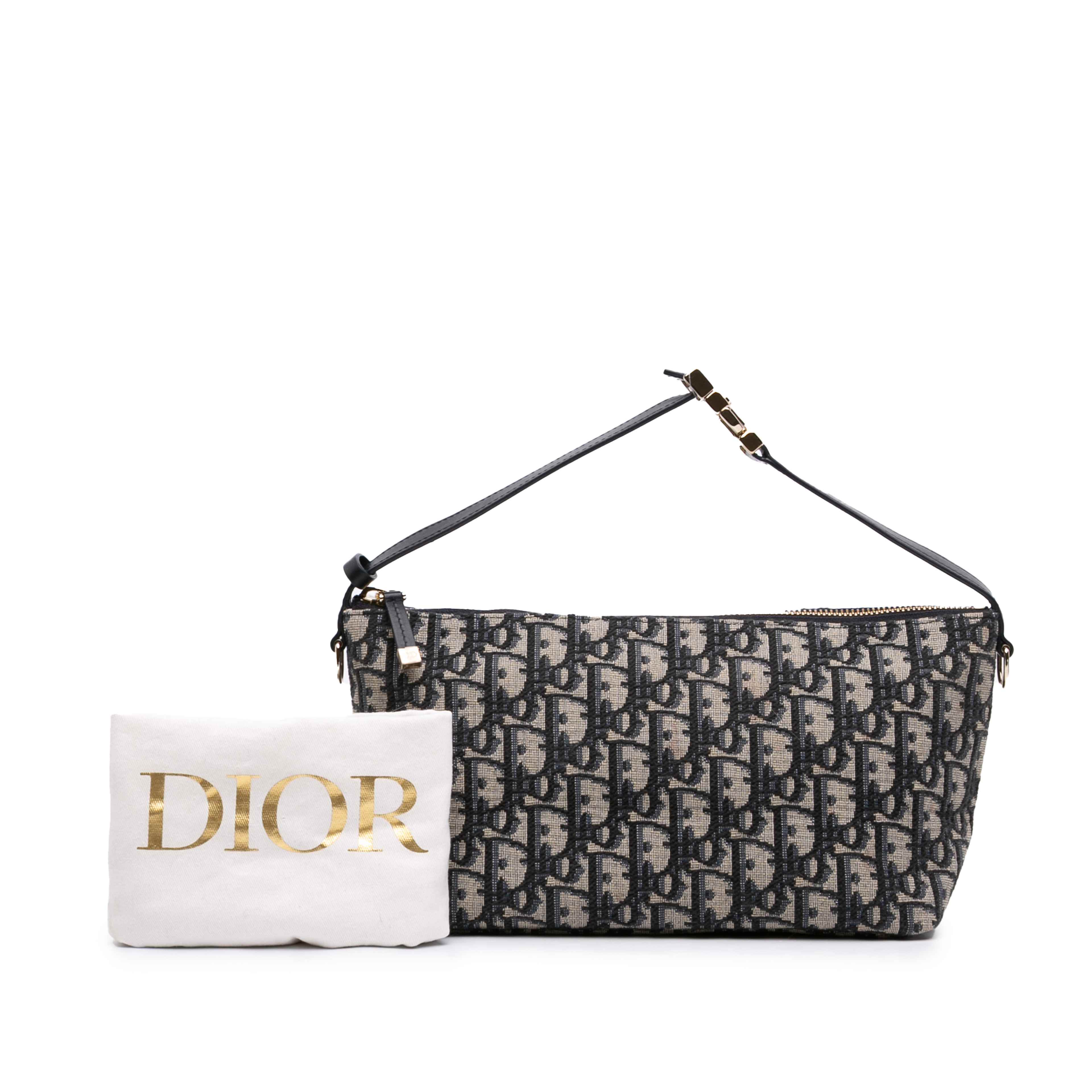 Dior Medium Oblique Canvas Diortravel Nomad Pouch, från Luxclusif, i färgen blå. Klicka för att öppna bilden i stort format