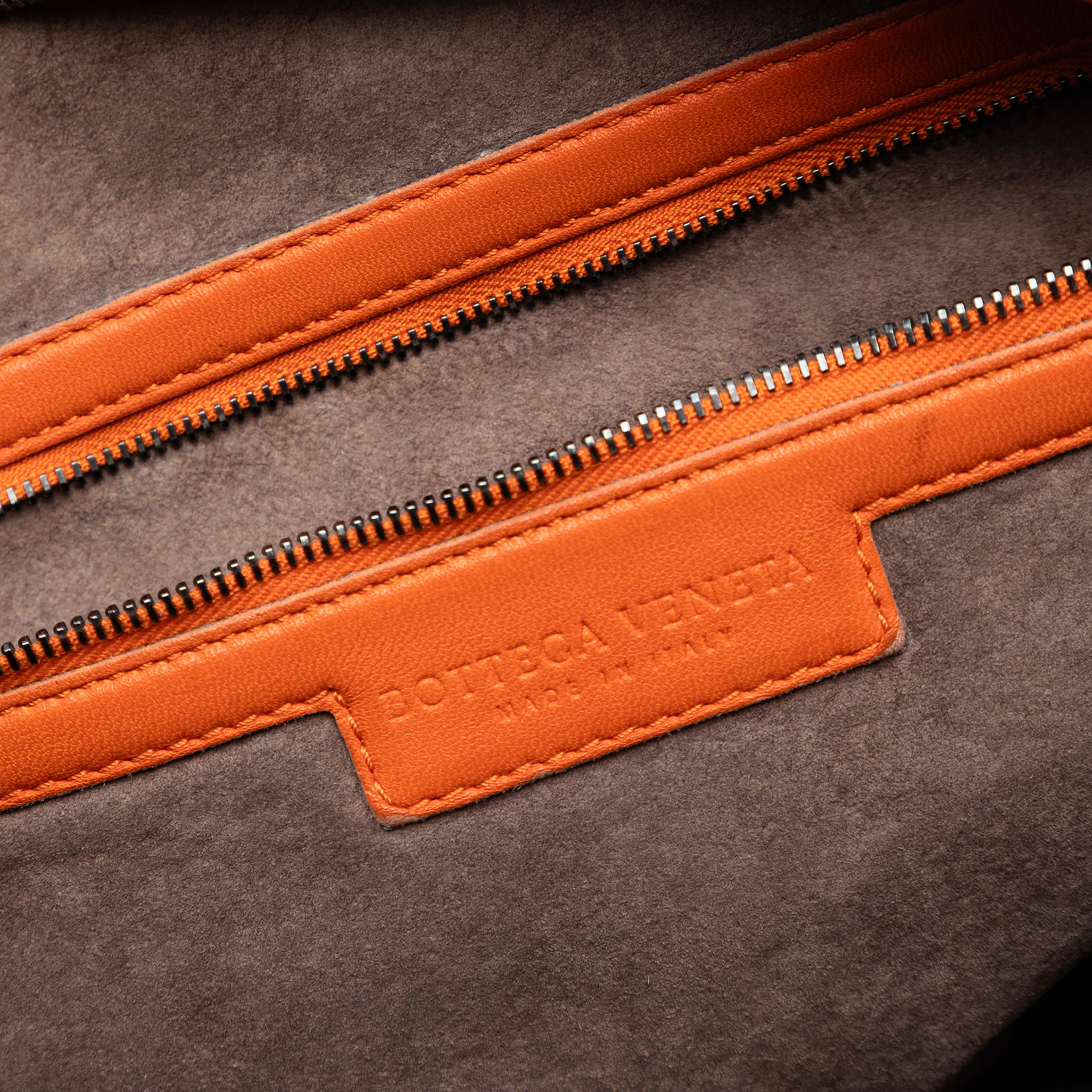 Bottega Veneta Large Nappa Intrecciato Fuzzy Veneta Hobo, från Luxclusif, i färgen orange. Klicka för att öppna bilden i stort format