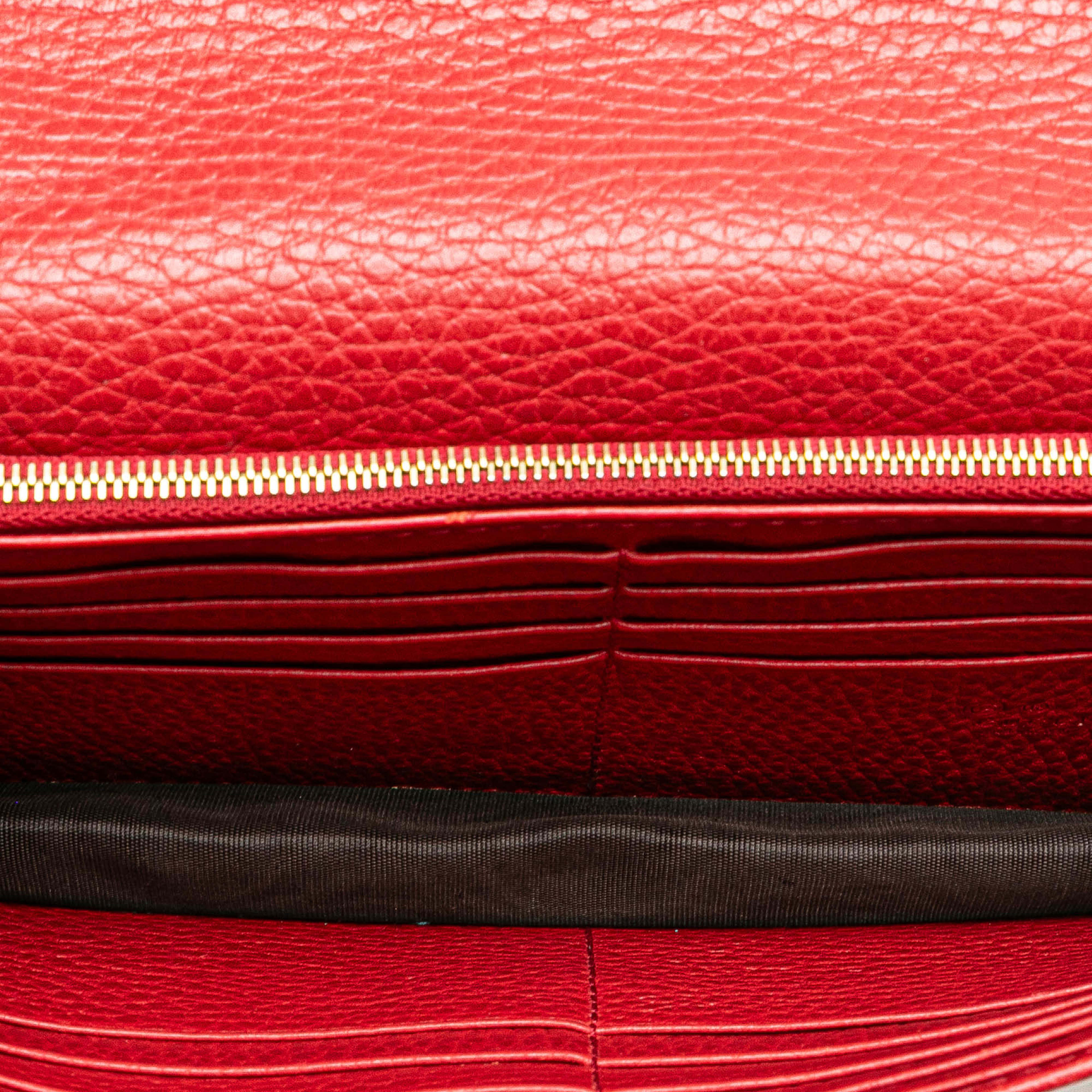 Gucci Leather Interlocking G Dollar Wallet On Chain, från Luxclusif, i färgen red. Klicka för att öppna bilden i stort format