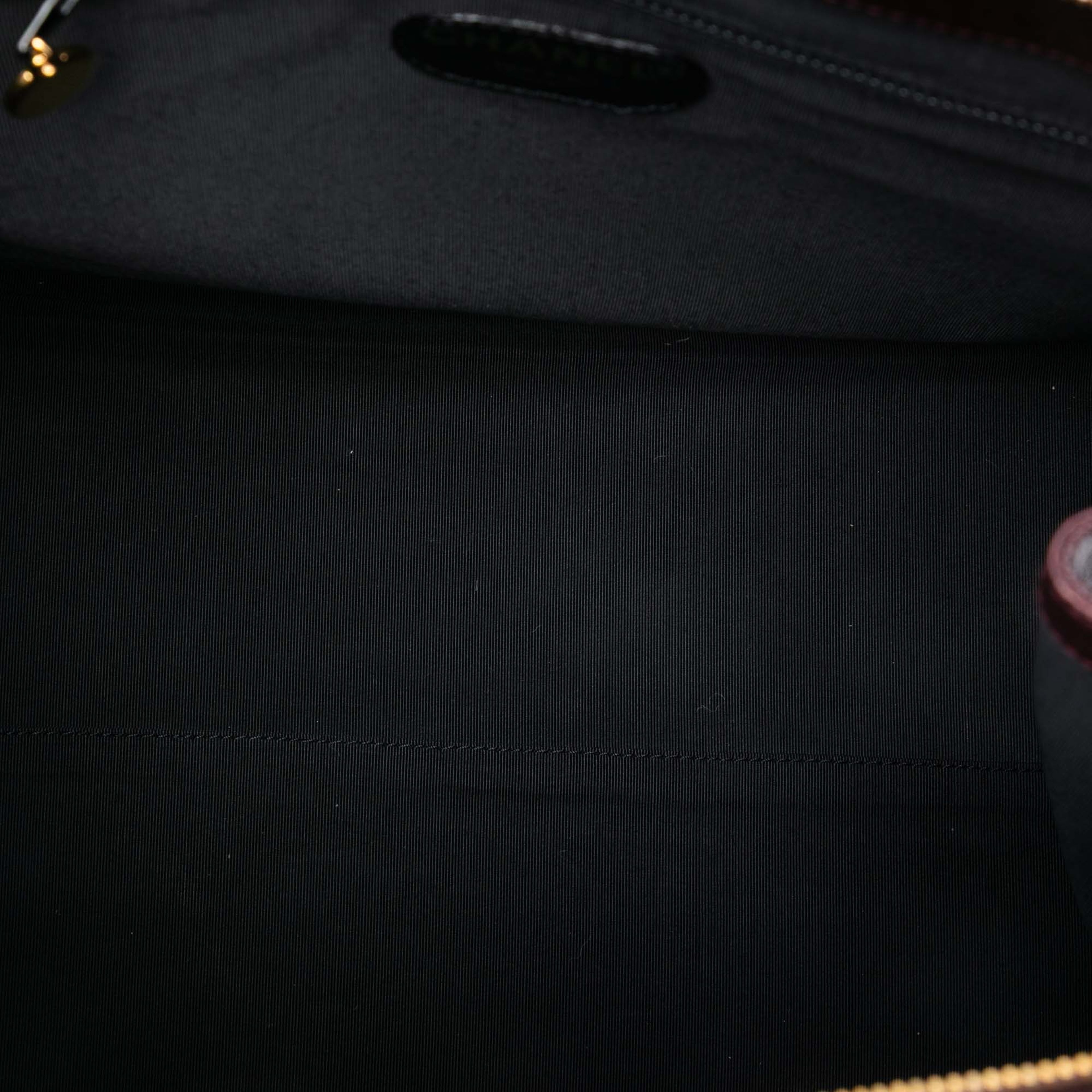 Chanel Cc Caviar Tote, från Luxclusif, i färgen burgundy. Klicka för att öppna bilden i stort format