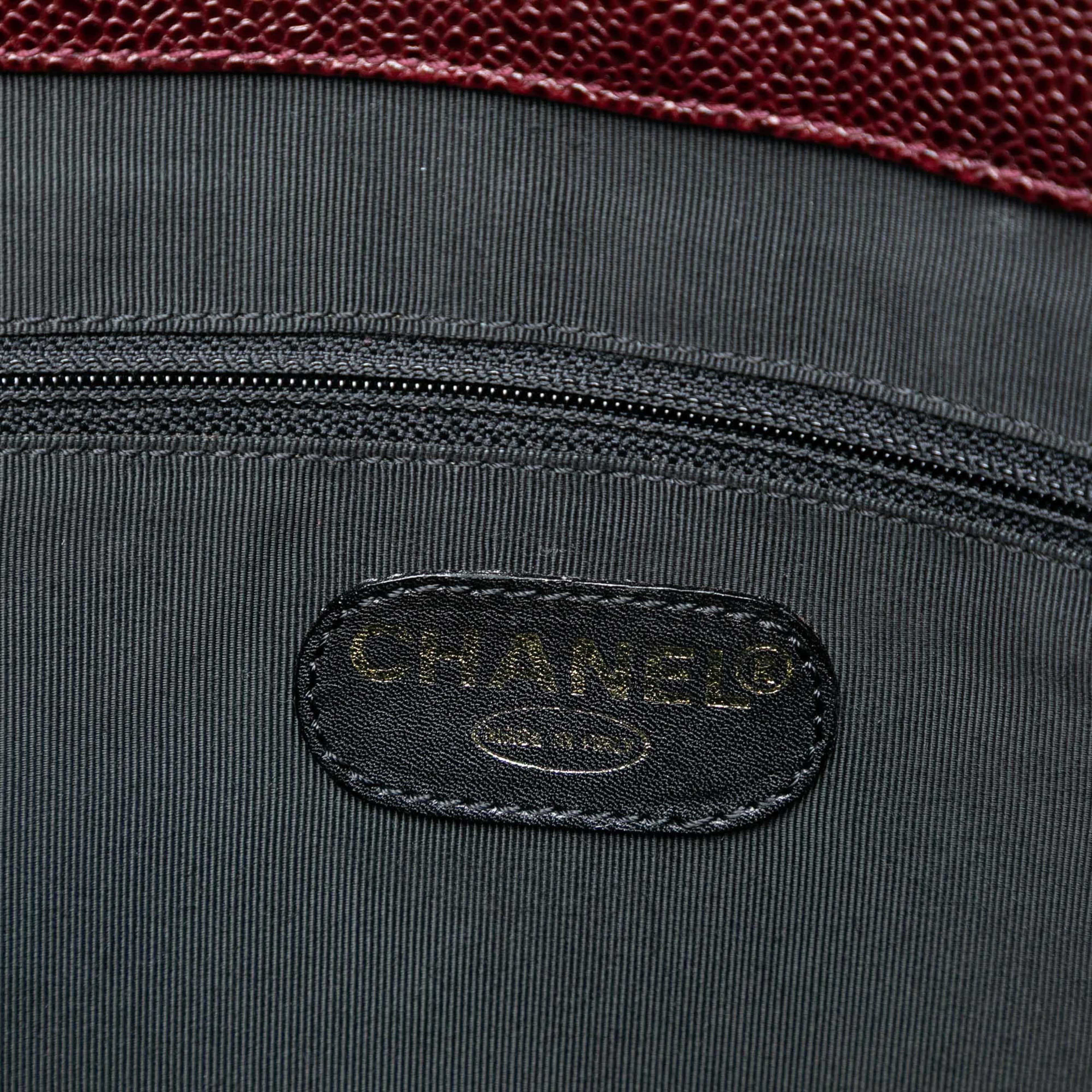 Chanel Cc Caviar Tote, från Luxclusif, i färgen burgundy. Klicka för att öppna bilden i stort format