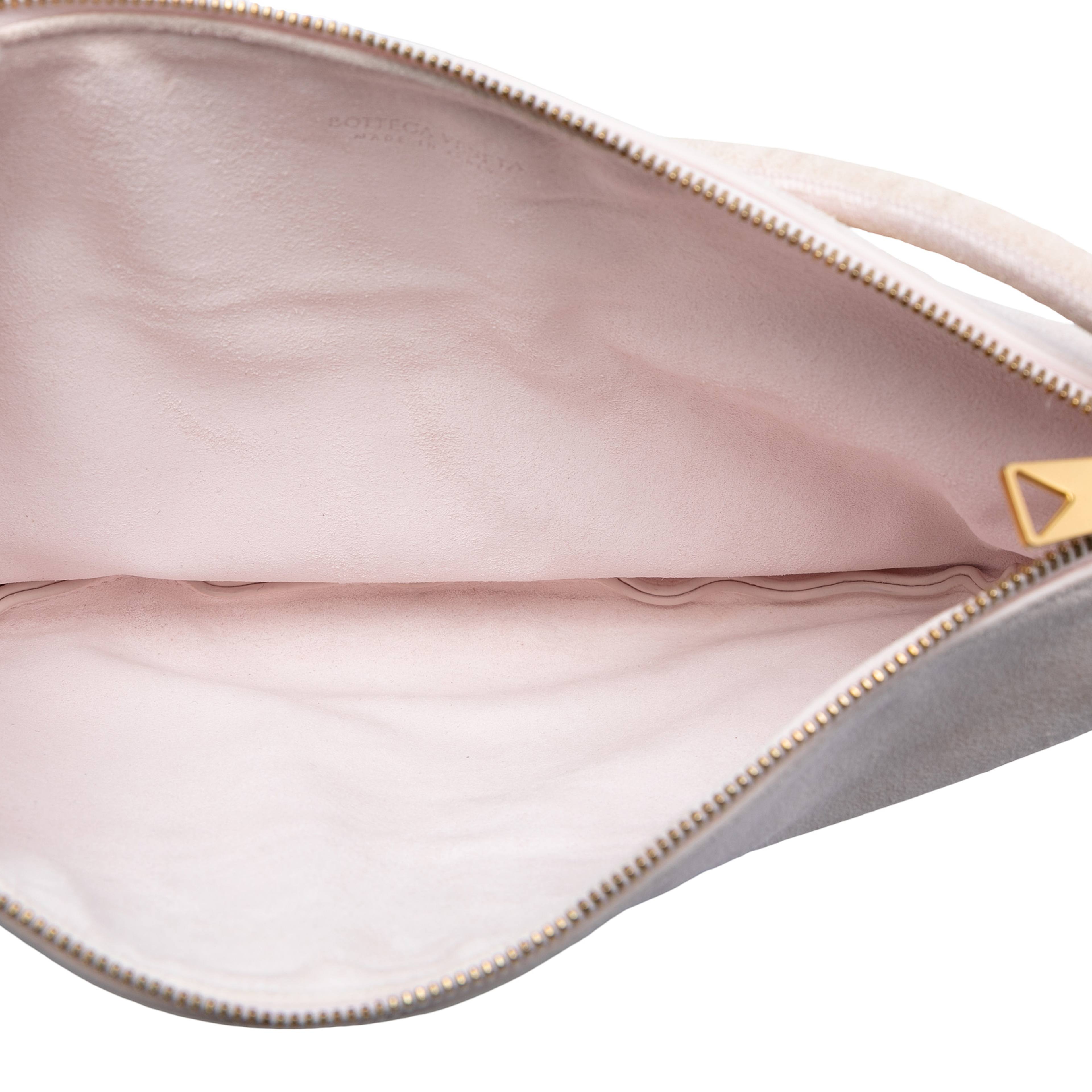 Bottega Veneta Suede Turn Pouch, från Luxclusif, i färgen light pink. Klicka för att öppna bilden i stort format
