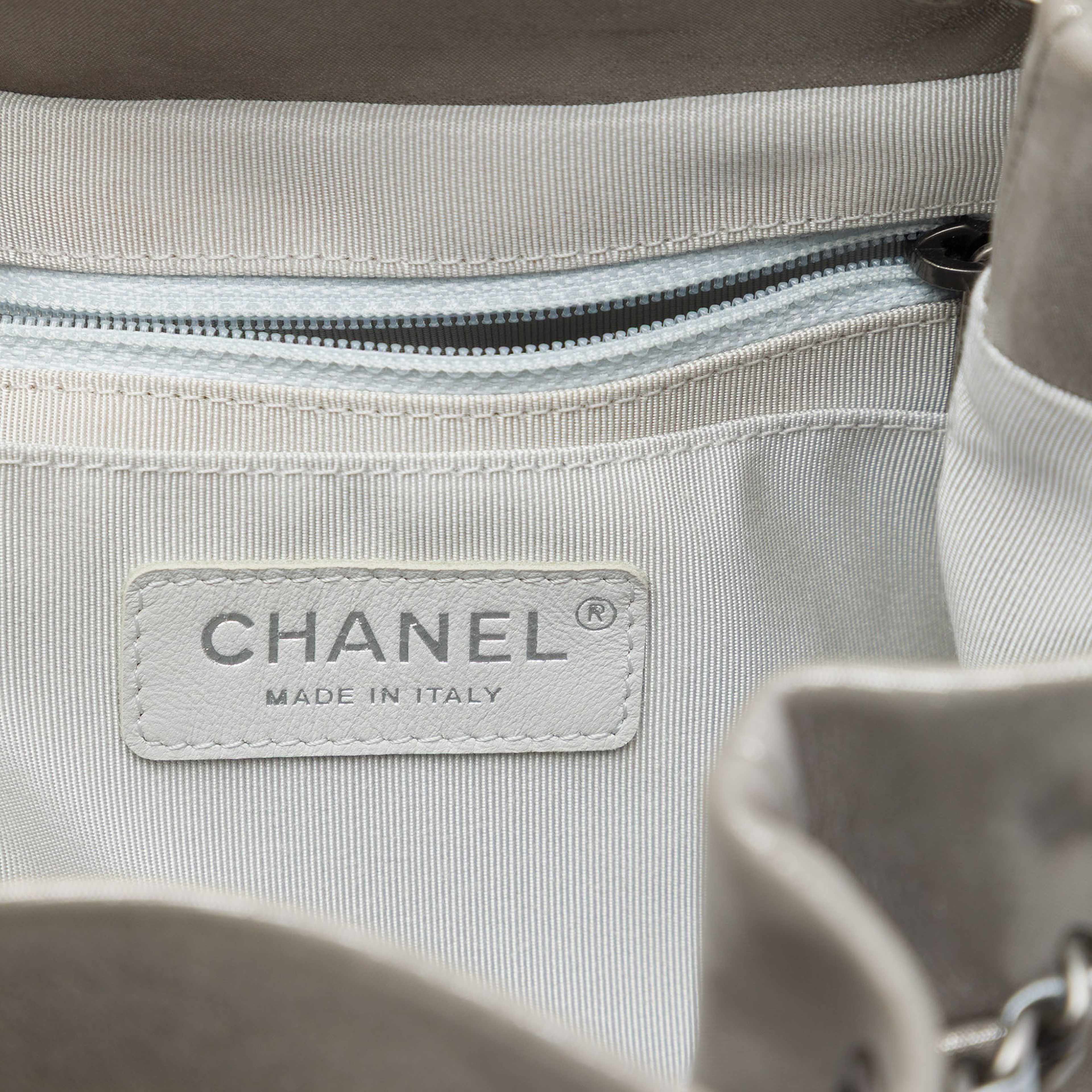 Chanel Small Chevron Iridescent Calfskin Urban Spirit Bucket Bag, från Luxclusif, i färgen silver. Klicka för att öppna bilden i stort format