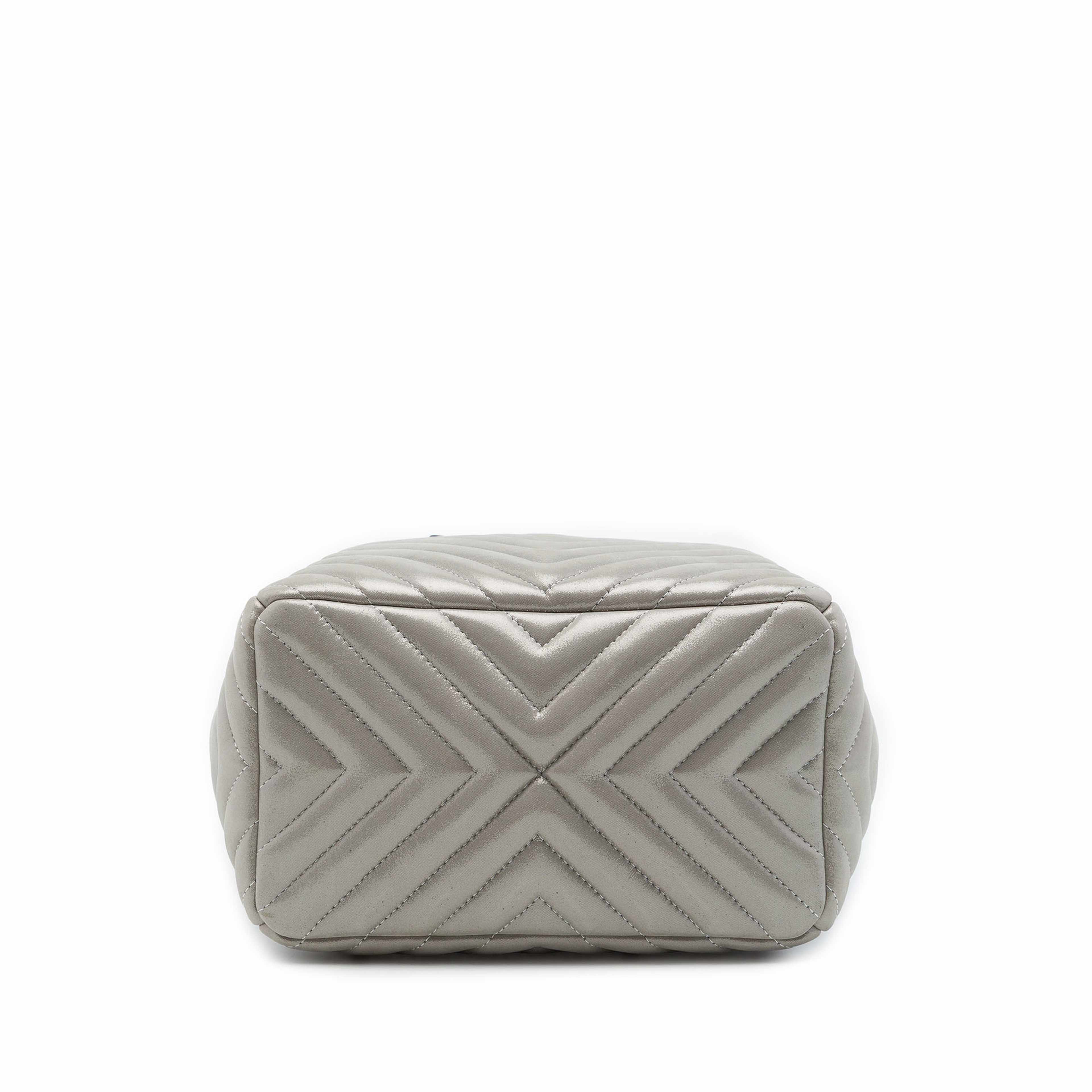 Chanel Small Chevron Iridescent Calfskin Urban Spirit Bucket Bag, från Luxclusif, i färgen silver. Klicka för att öppna bilden i stort format