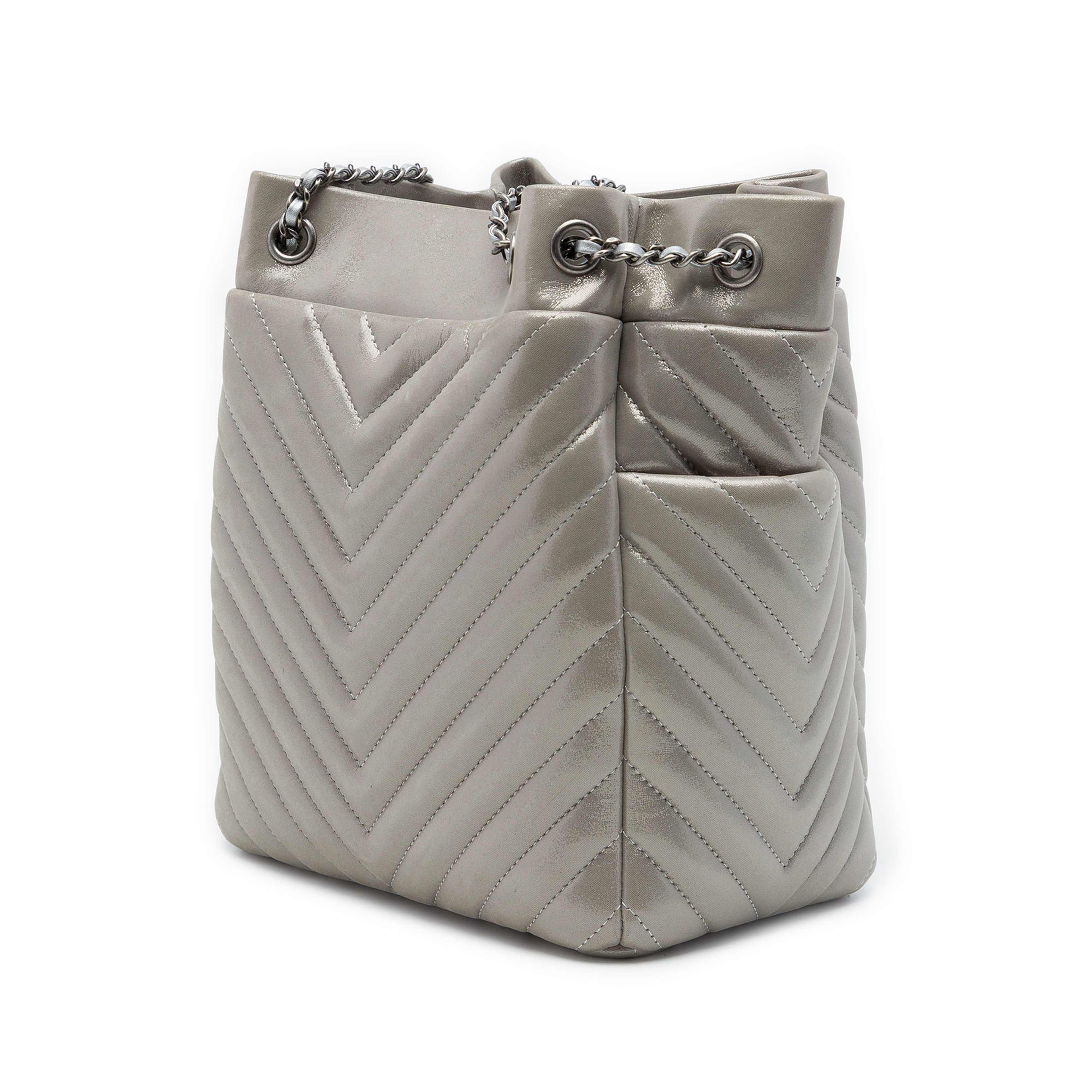 Chanel Small Chevron Iridescent Calfskin Urban Spirit Bucket Bag, från Luxclusif, i färgen silver. Klicka för att öppna bilden i stort format