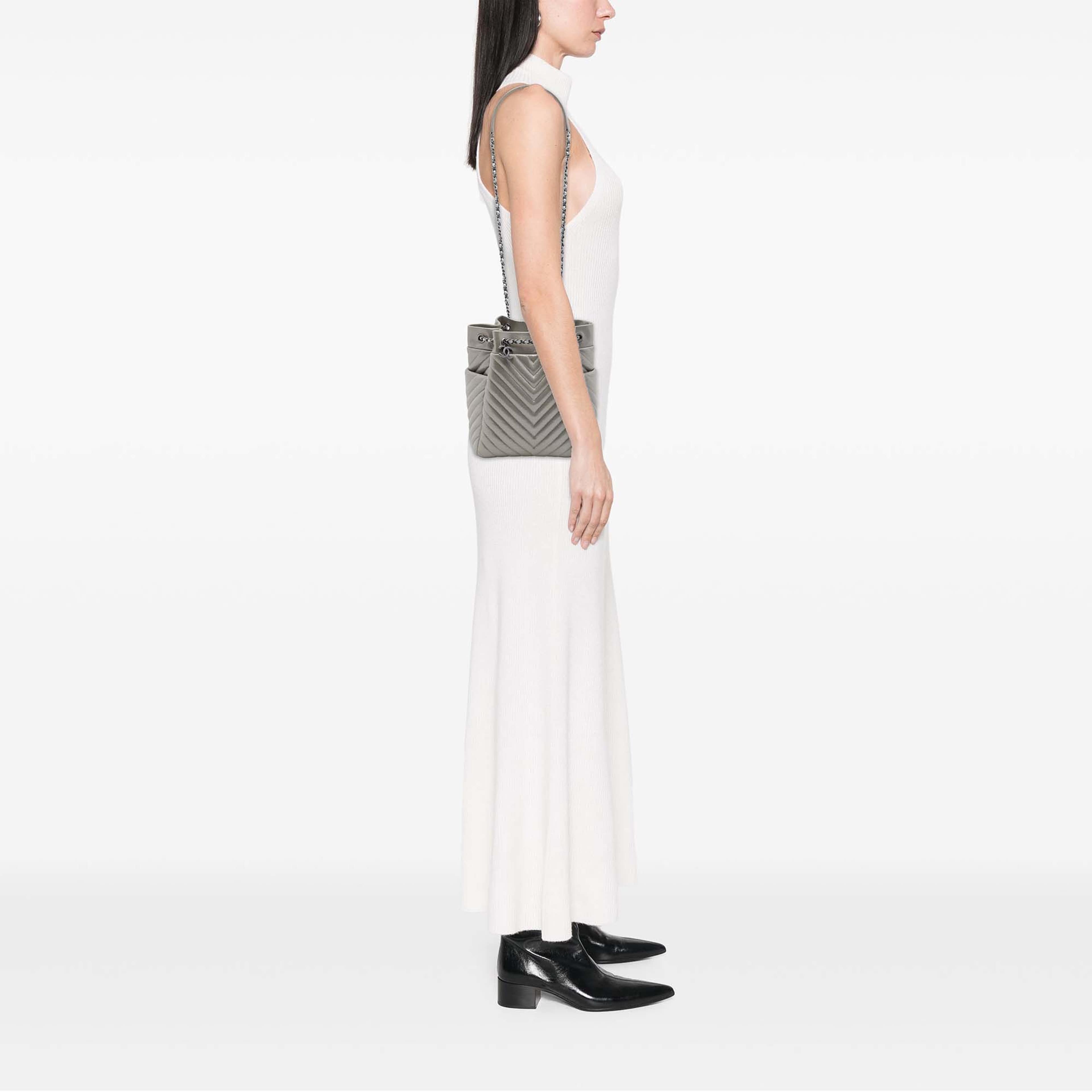 Chanel Small Chevron Iridescent Calfskin Urban Spirit Bucket Bag, från Luxclusif, i färgen silver. Klicka för att öppna bilden i stort format