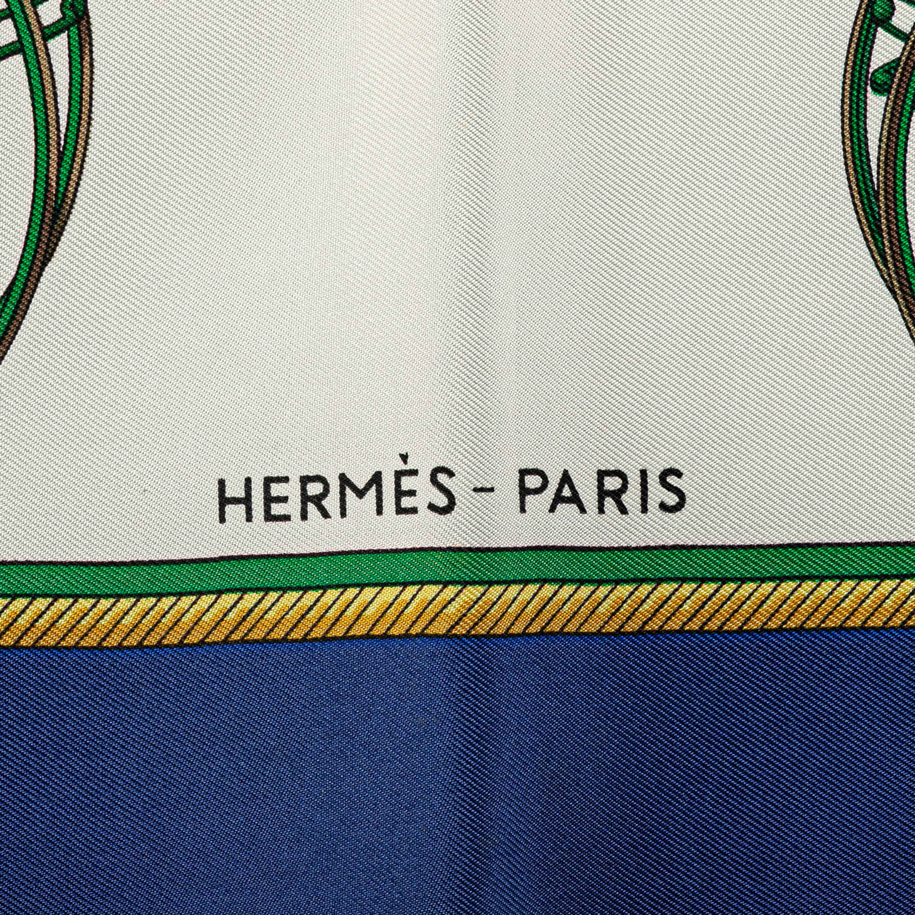 Hermès Les Voitures A Transformation Silk Scarf, från Luxclusif, i färgen white. Klicka för att öppna bilden i stort format