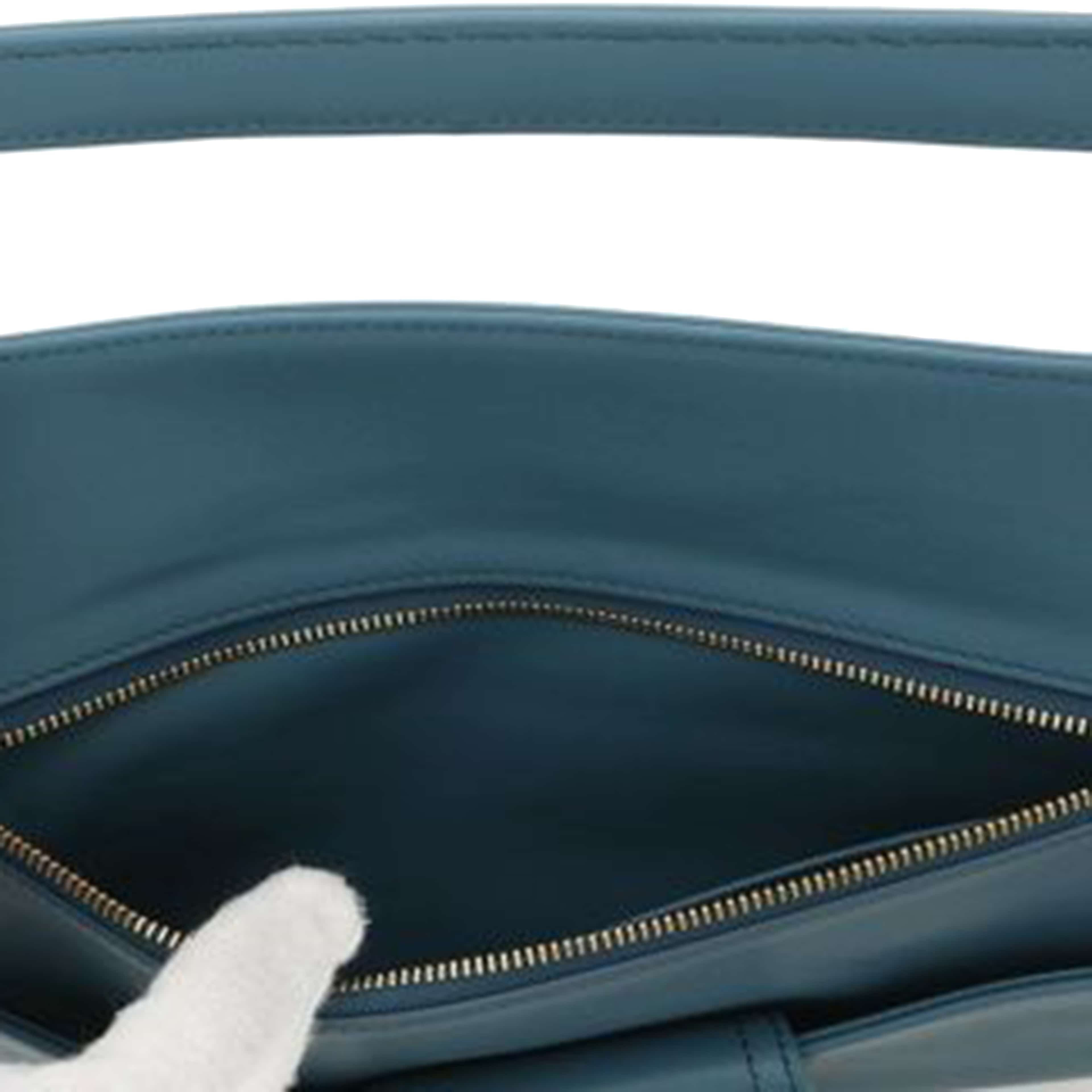 Dior Medium Calfskin Diordouble Chain Bag, från Luxclusif, i färgen blue.