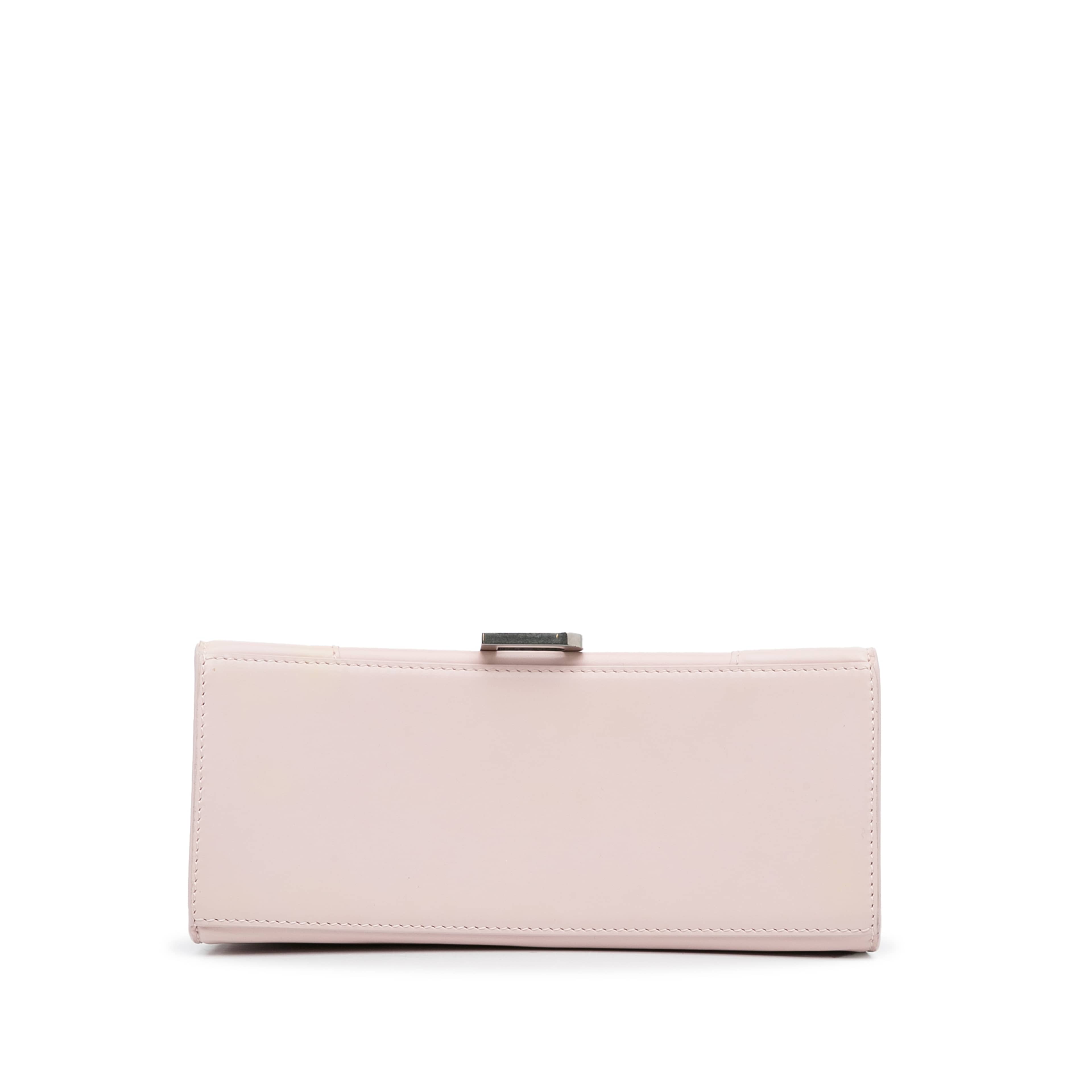Balenciaga Hourglass S Satchel, från Luxclusif, i färgen light pink. Klicka för att öppna bilden i stort format