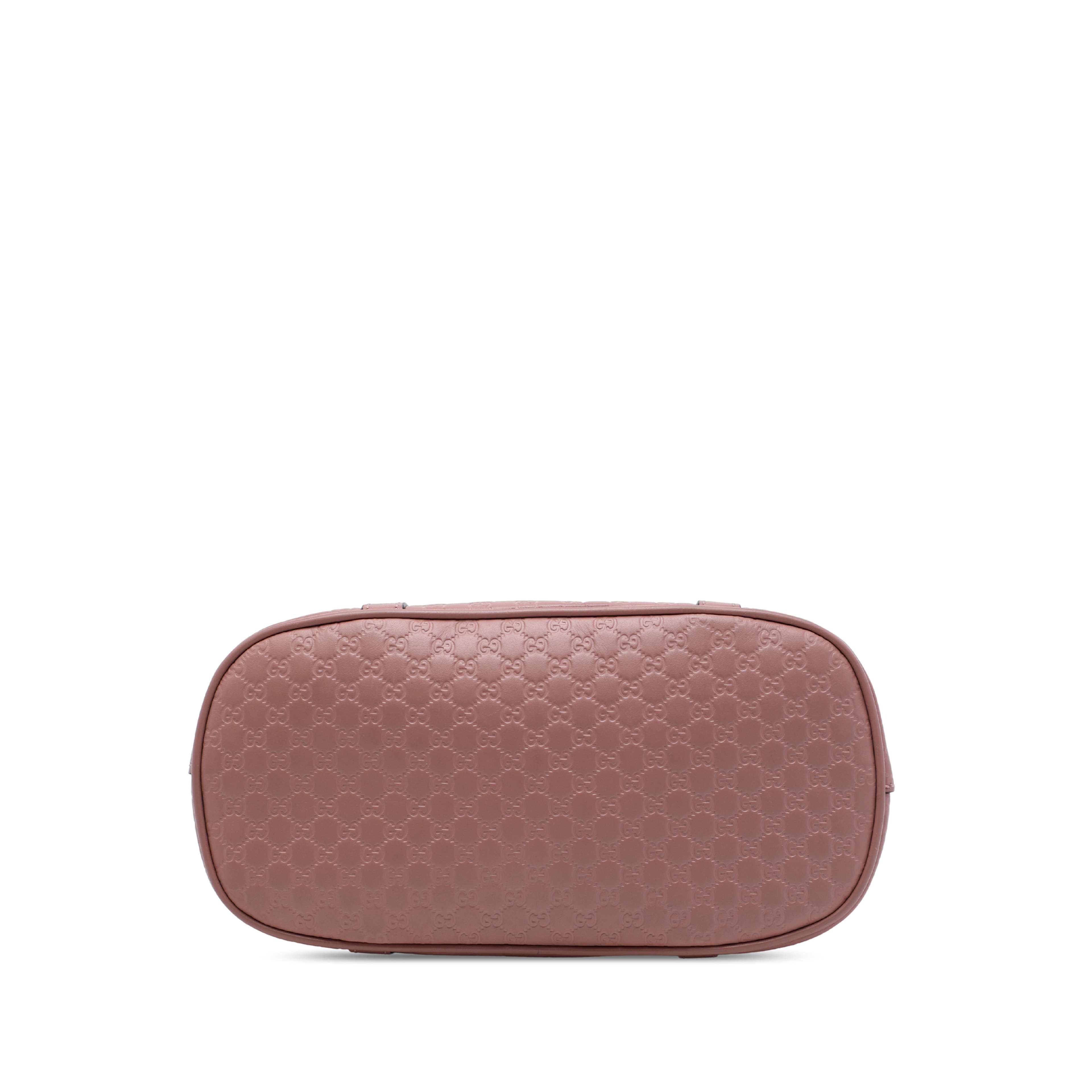 Gucci Mini Microguccissima Dome Satchel, från Luxclusif, i färgen rosa. Klicka för att öppna bilden i stort format