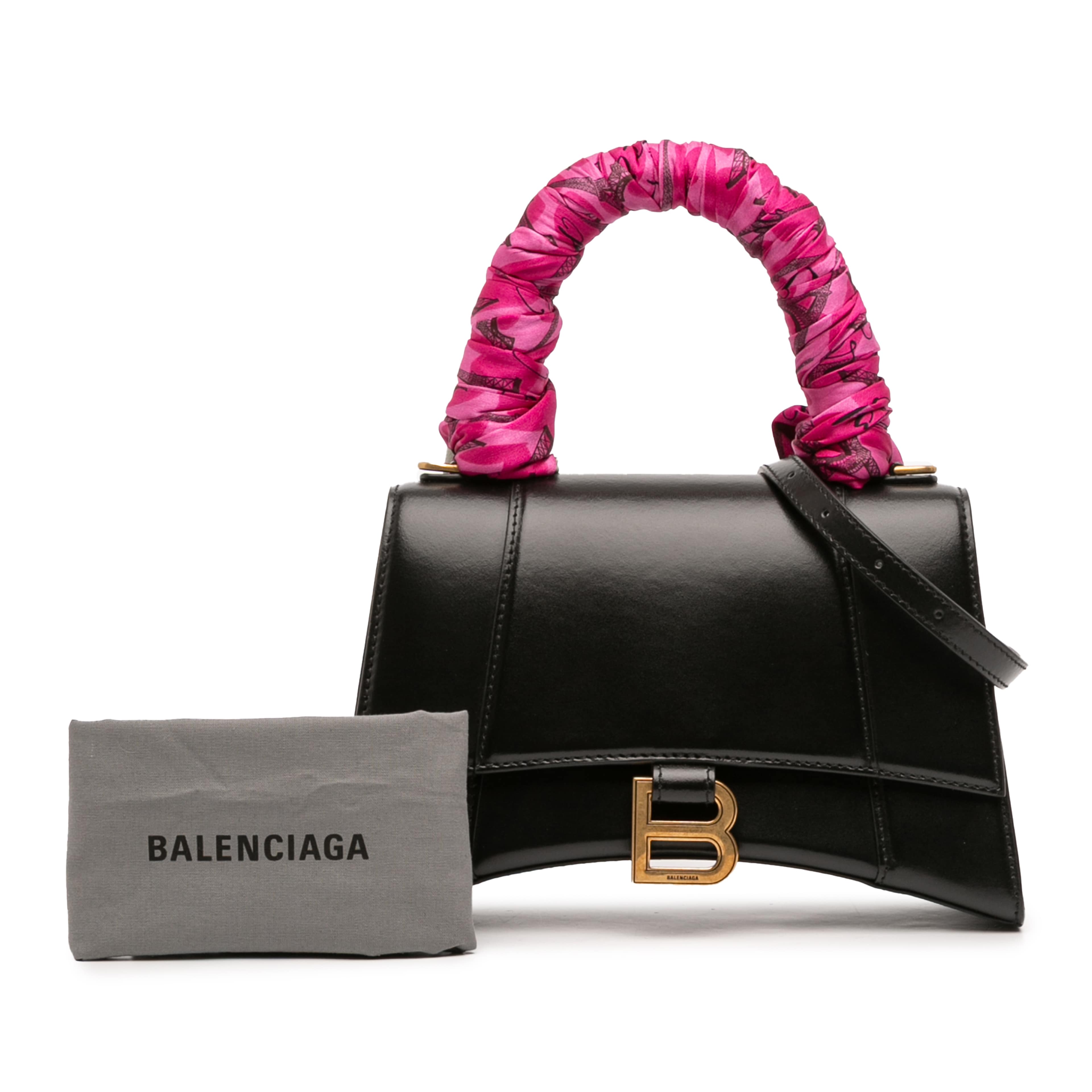 Balenciaga Small Shiny Box Calfskin Hourglass Top Handle Bag, från Luxclusif, i färgen svart. Klicka för att öppna bilden i stort format