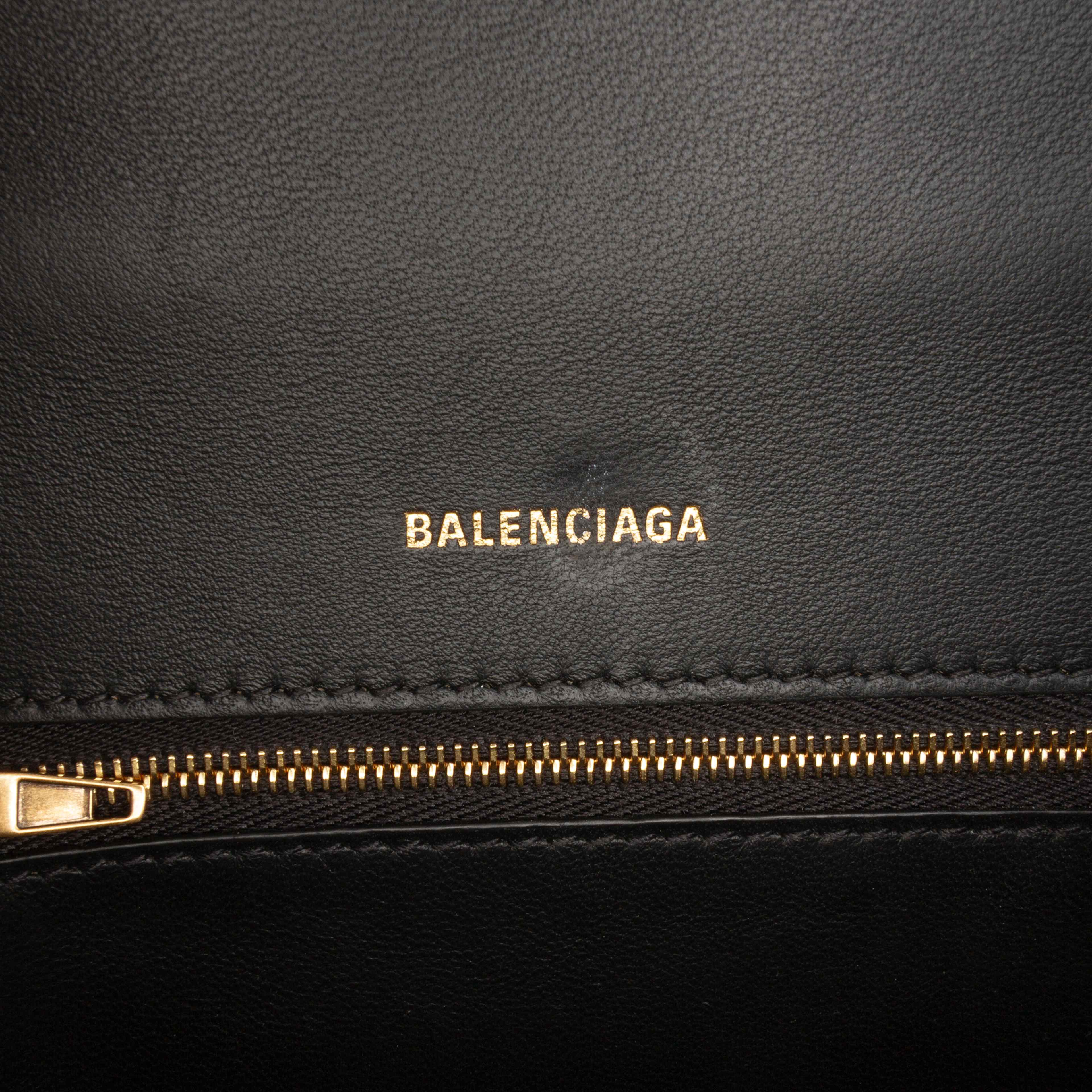 Balenciaga Small Shiny Box Calfskin Hourglass Top Handle Bag, från Luxclusif, i färgen black. Klicka för att öppna bilden i stort format