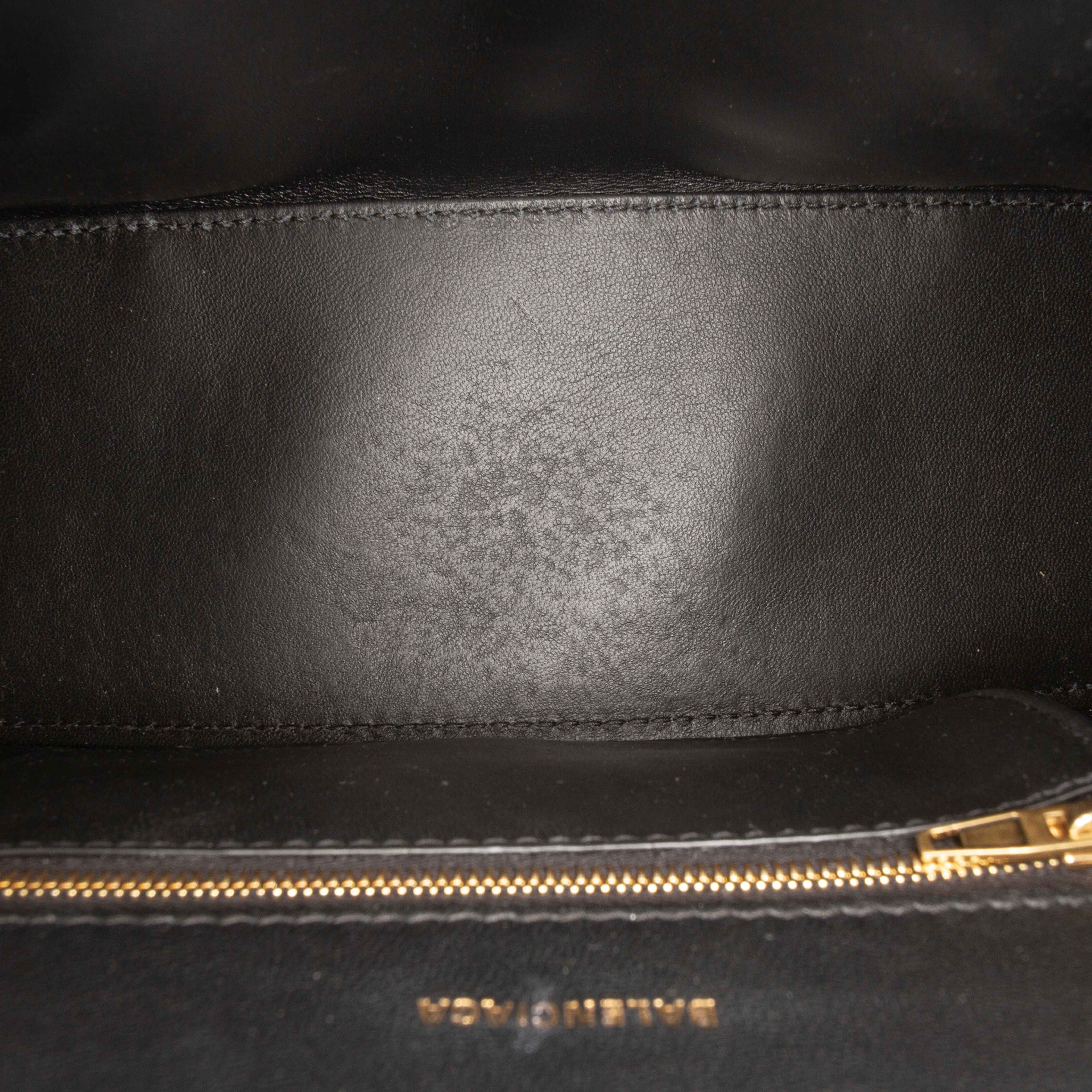 Balenciaga Small Shiny Box Calfskin Hourglass Top Handle Bag, från Luxclusif, i färgen black. Klicka för att öppna bilden i stort format