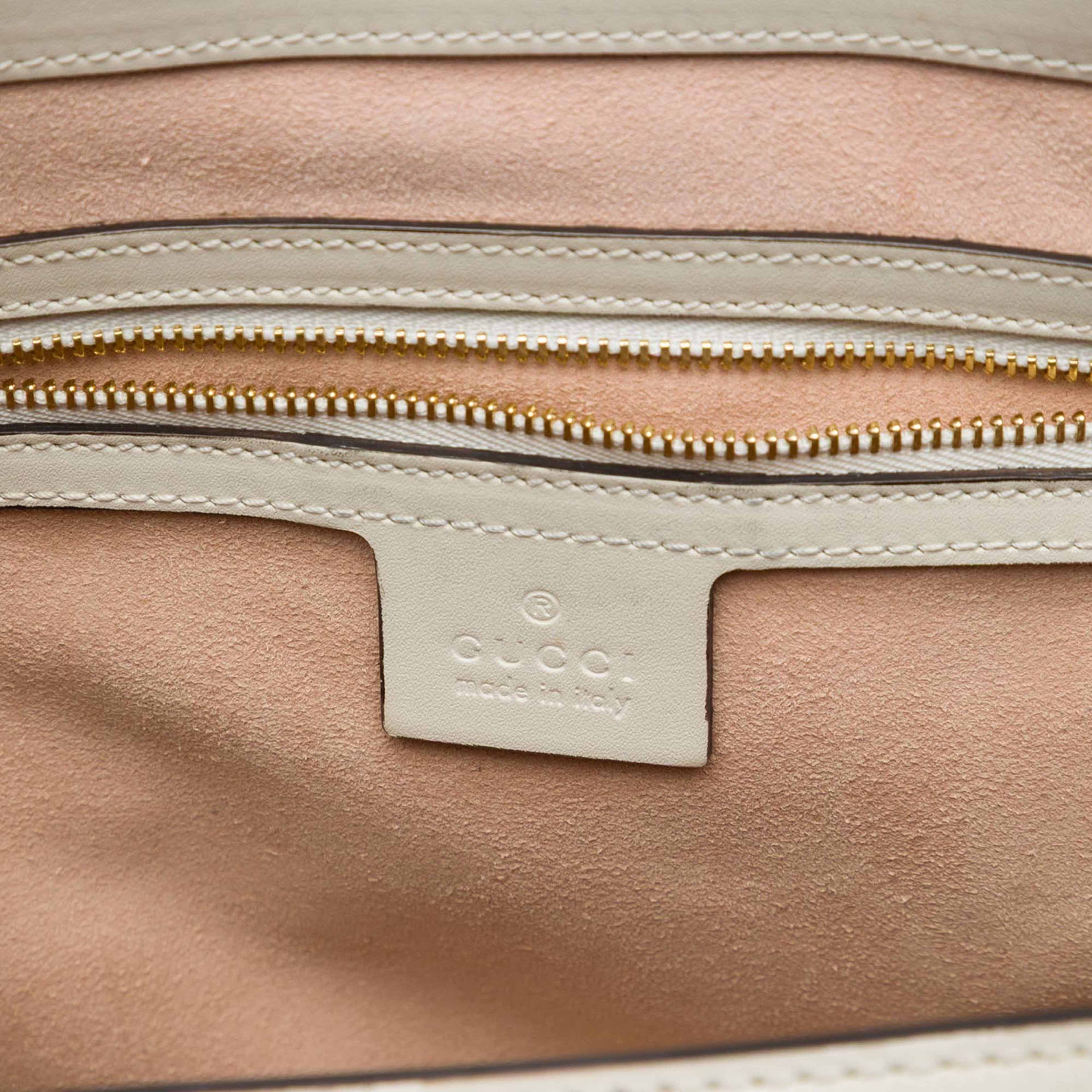 Gucci Medium Gg Supreme Padlock Tote, från Luxclusif, i färgen vit. Klicka för att öppna bilden i stort format