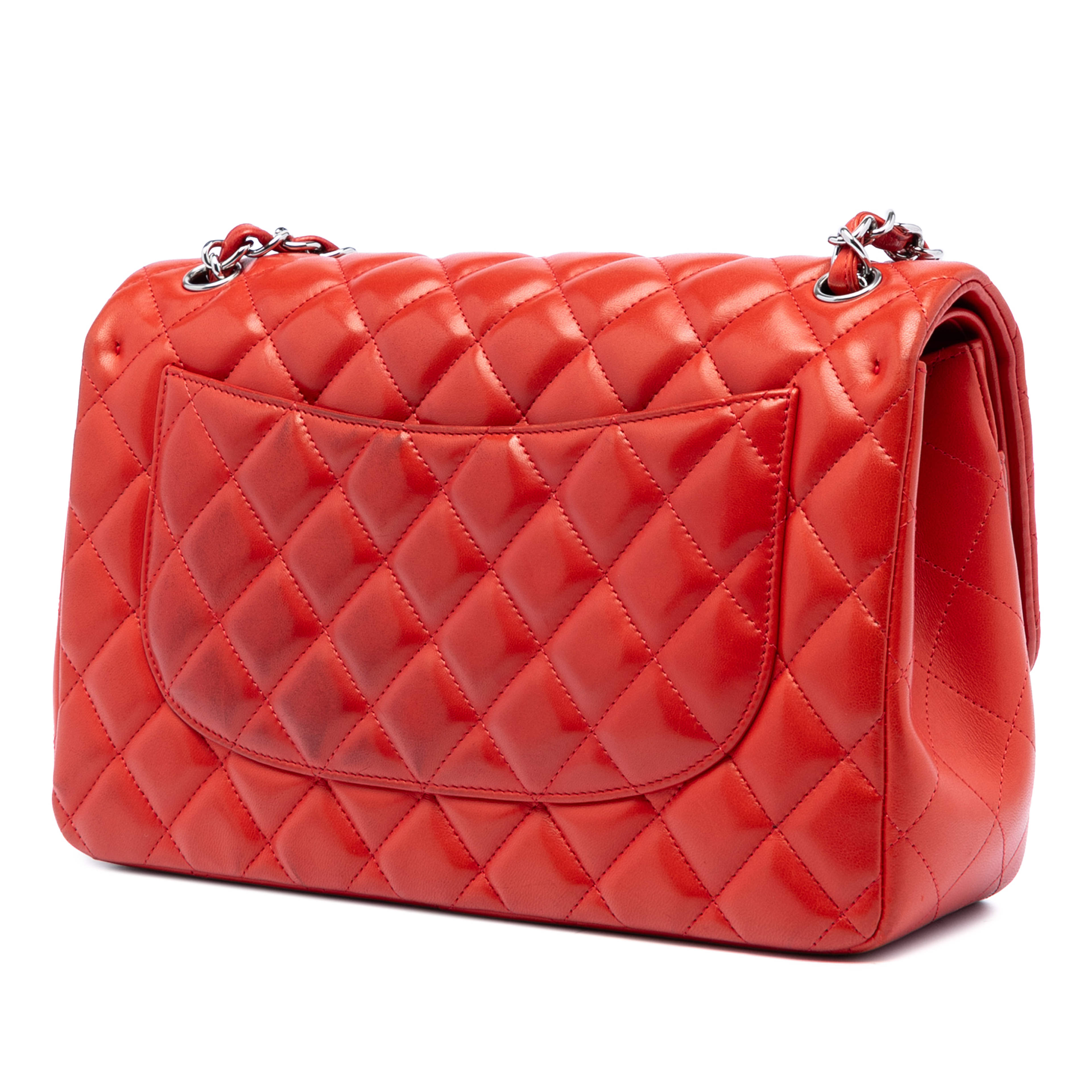 Chanel Jumbo Classic Lambskin Double Flap, från Luxclusif, i färgen red. Klicka för att öppna bilden i stort format