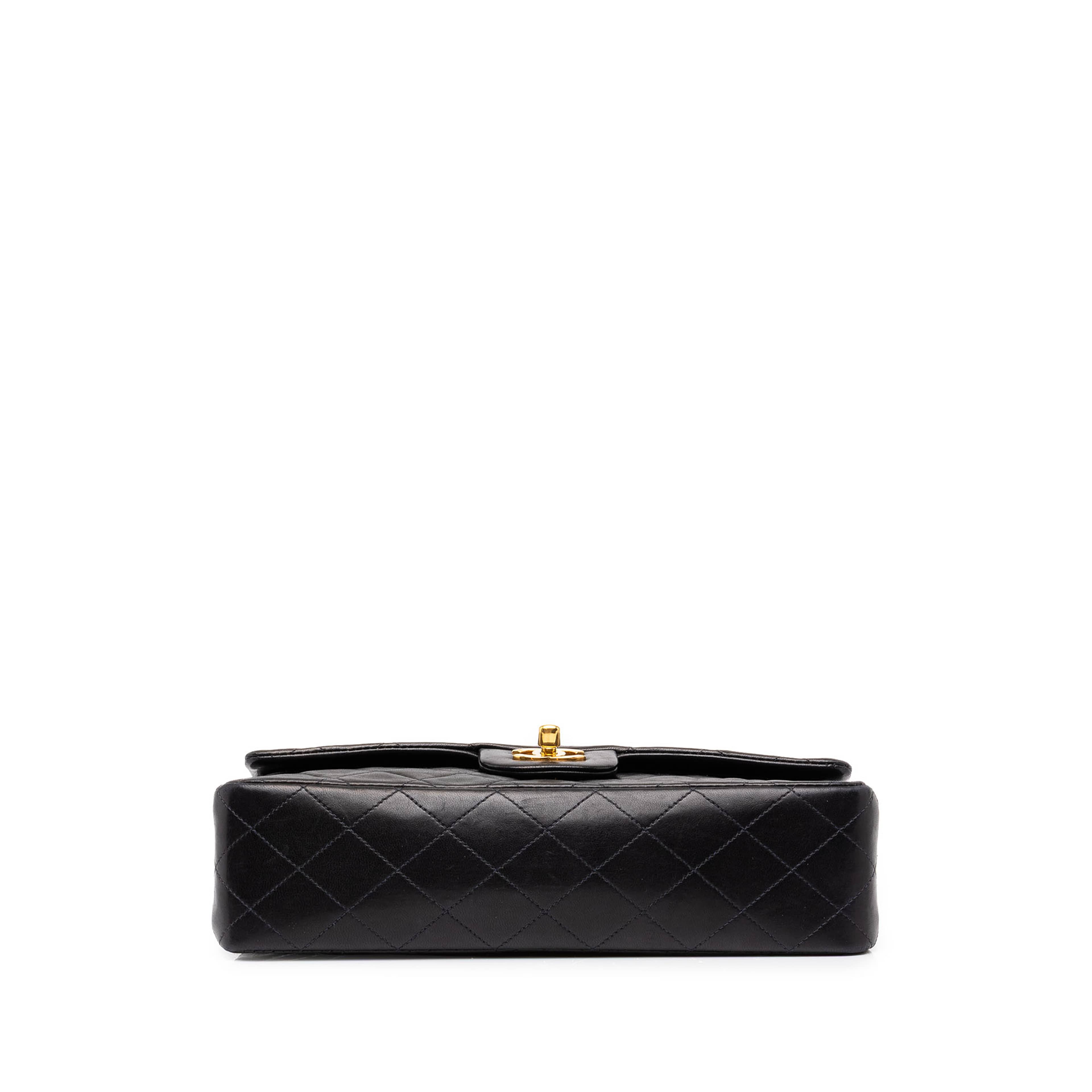 Chanel Medium Classic Lambskin Double Flap, från Luxclusif, i färgen svart. Klicka för att öppna bilden i stort format
