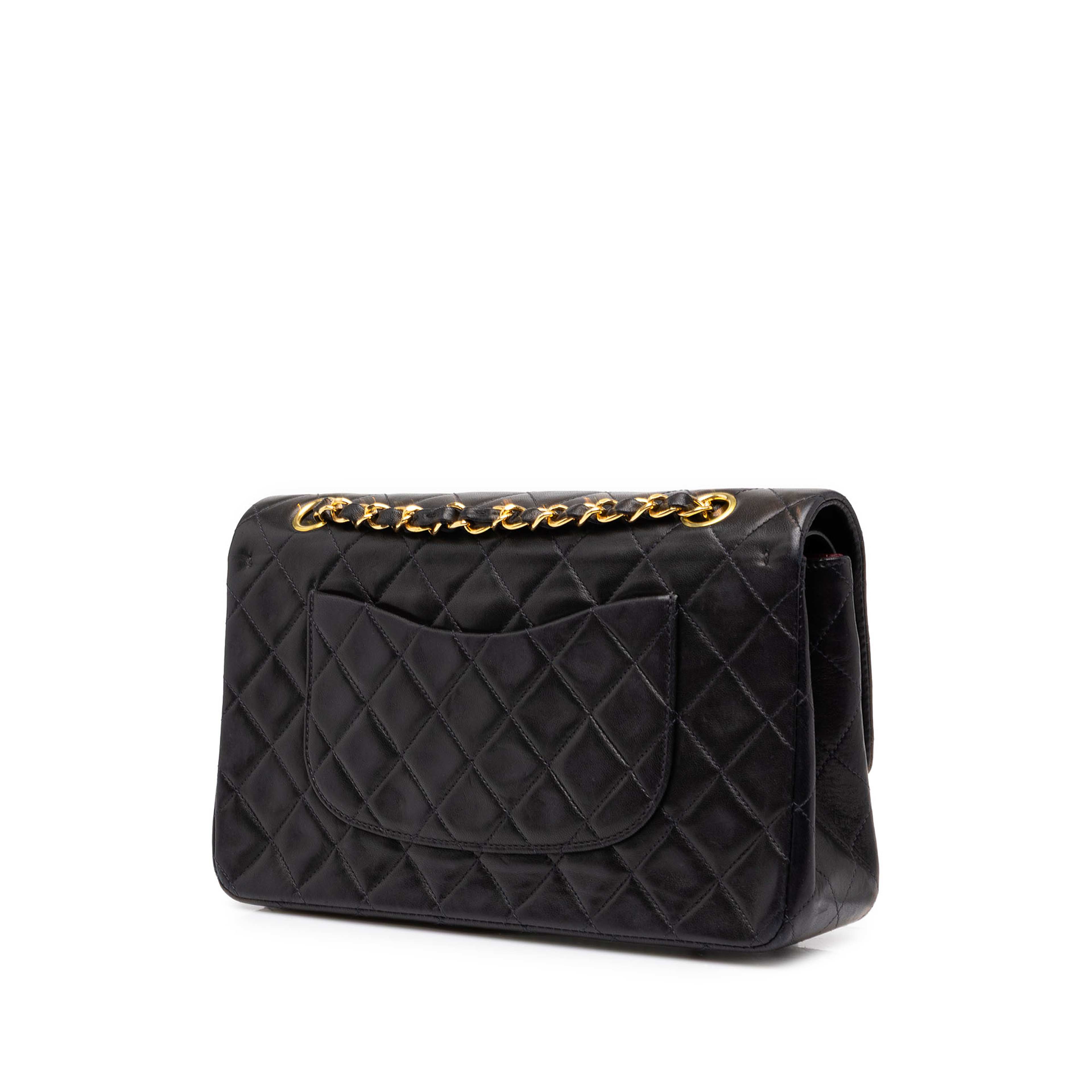 Chanel Medium Classic Lambskin Double Flap, från Luxclusif, i färgen svart. Klicka för att öppna bilden i stort format