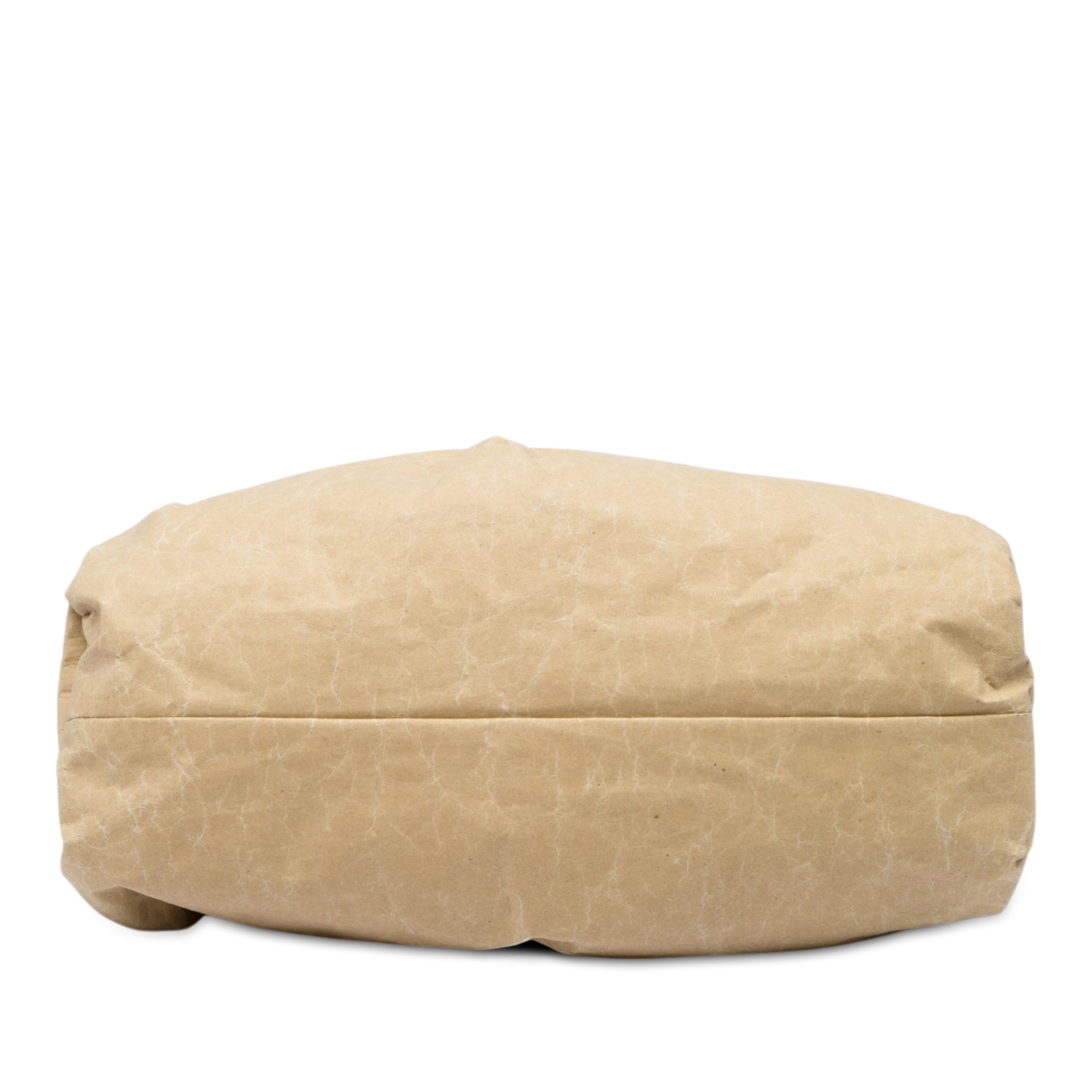 Bottega Veneta Large Kraft Paper The Shoulder Pouch, från Luxclusif, i färgen beige. Klicka för att öppna bilden i stort format