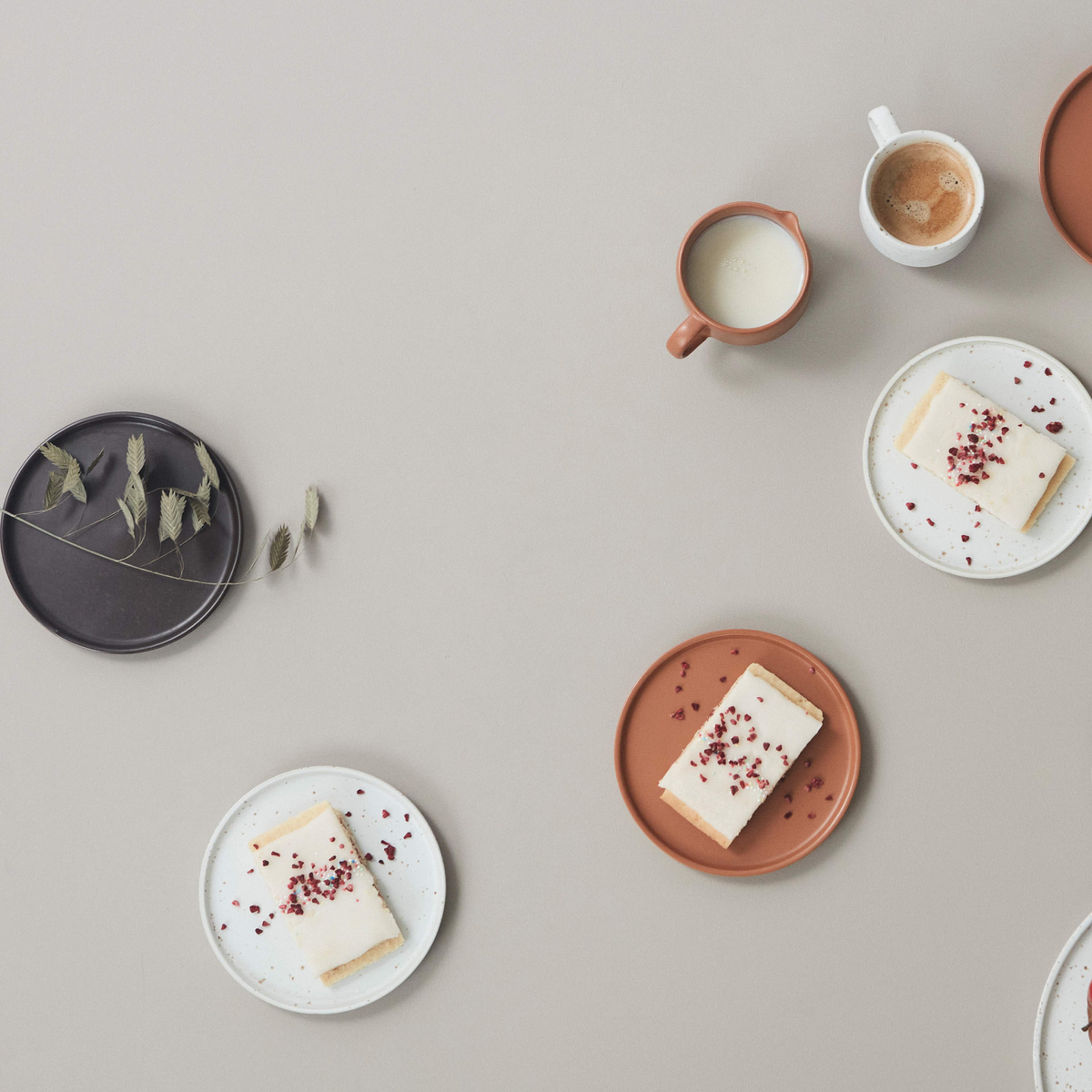 Hagi Milk Jug, från OYOY Living, i färgen caramel. Klicka för att öppna bilden i stort format