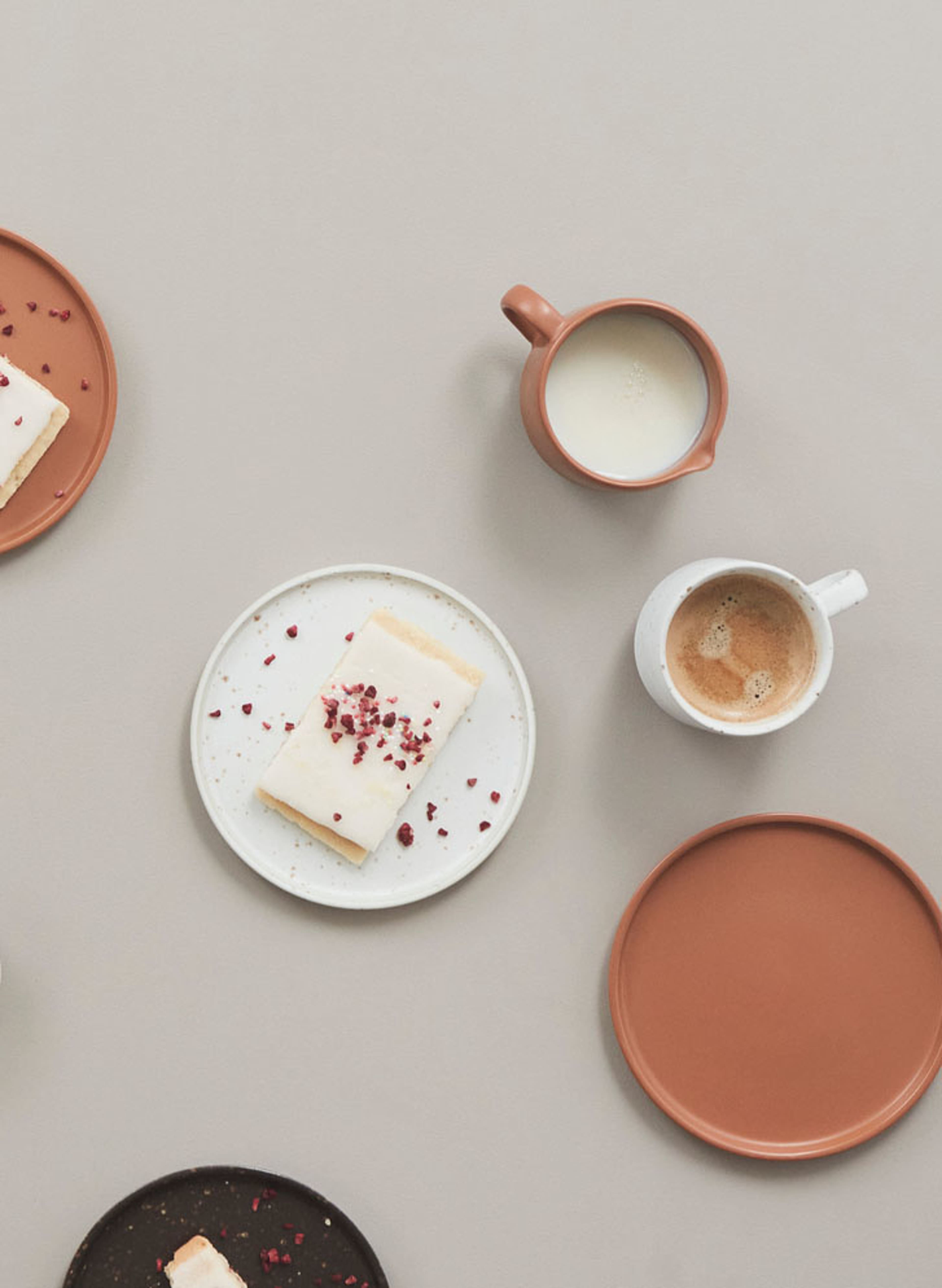 Hagi Milk Jug, från OYOY Living, i färgen caramel. Klicka för att öppna bilden i stort format