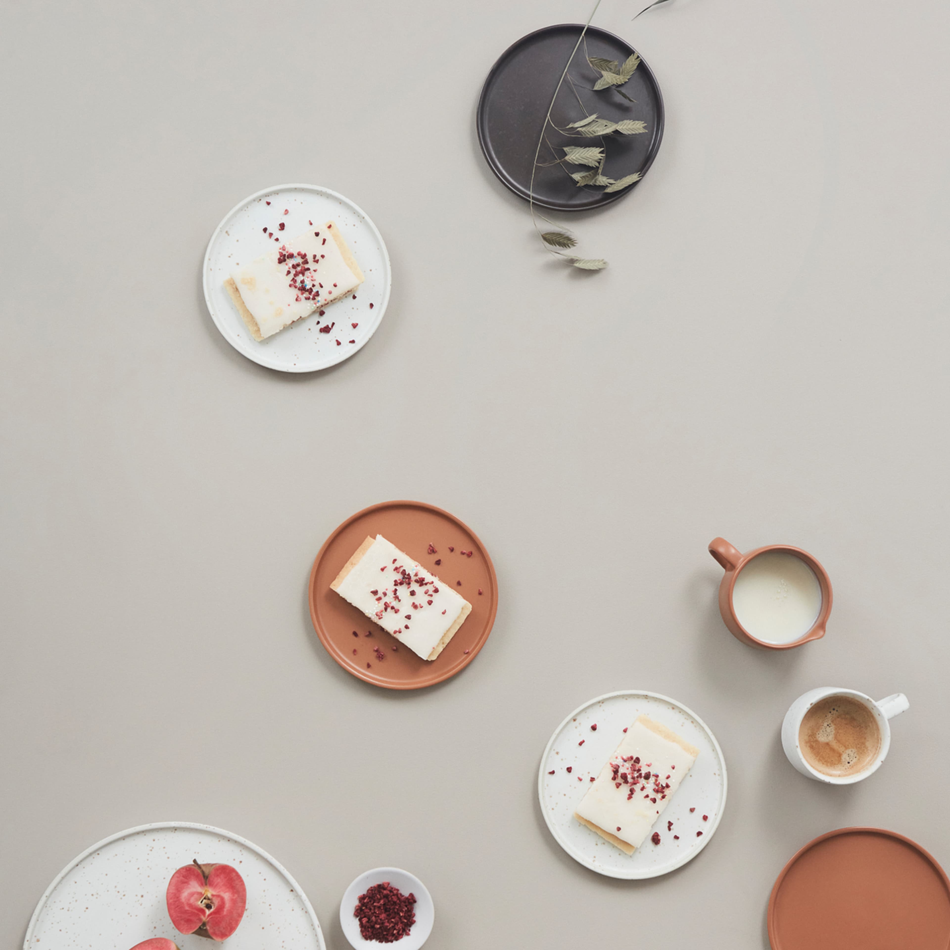 Hagi Milk Jug, från OYOY Living, i färgen caramel. Klicka för att öppna bilden i stort format