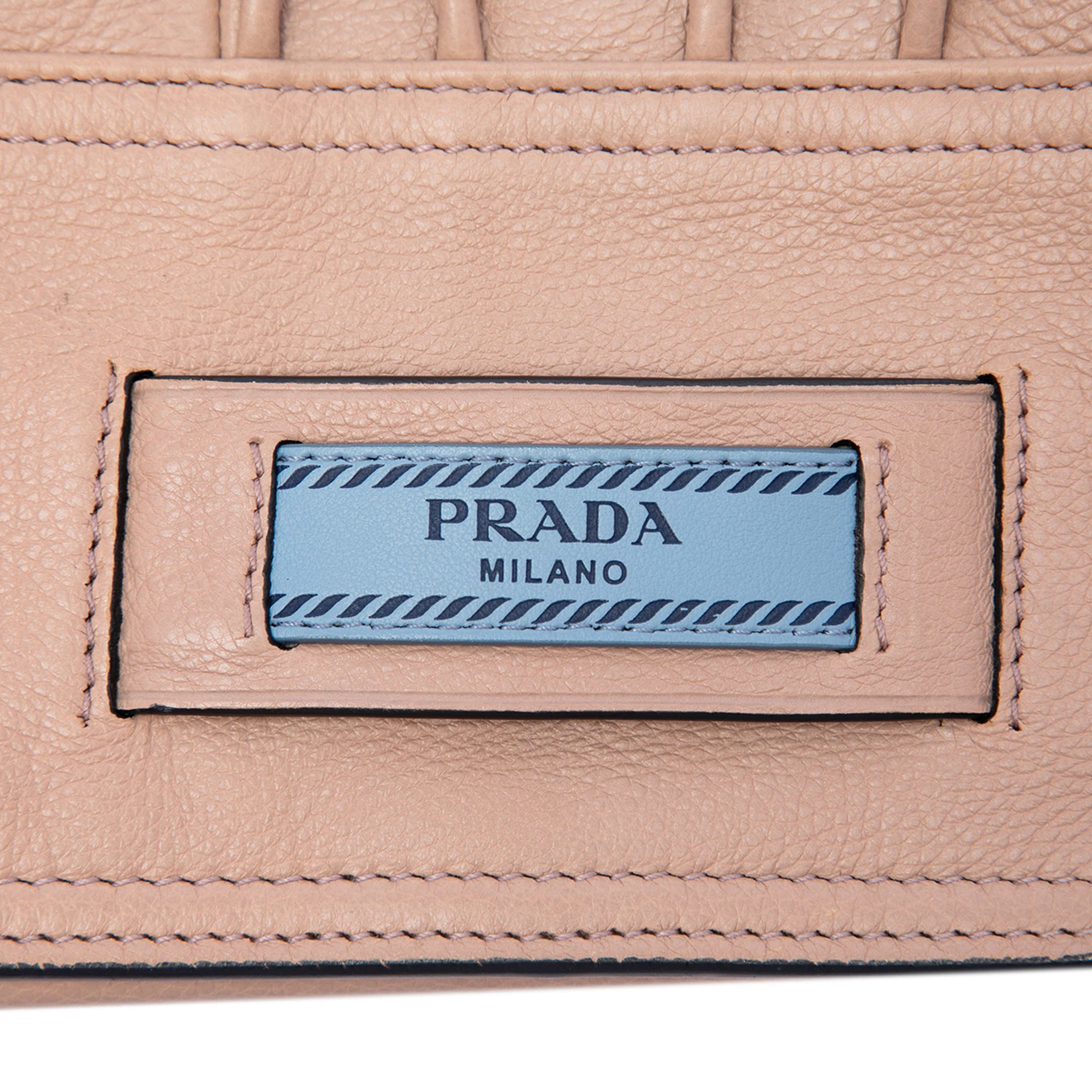 Prada Calfskin Etiquette Satchel, från Luxclusif, i färgen brun. Klicka för att öppna bilden i stort format