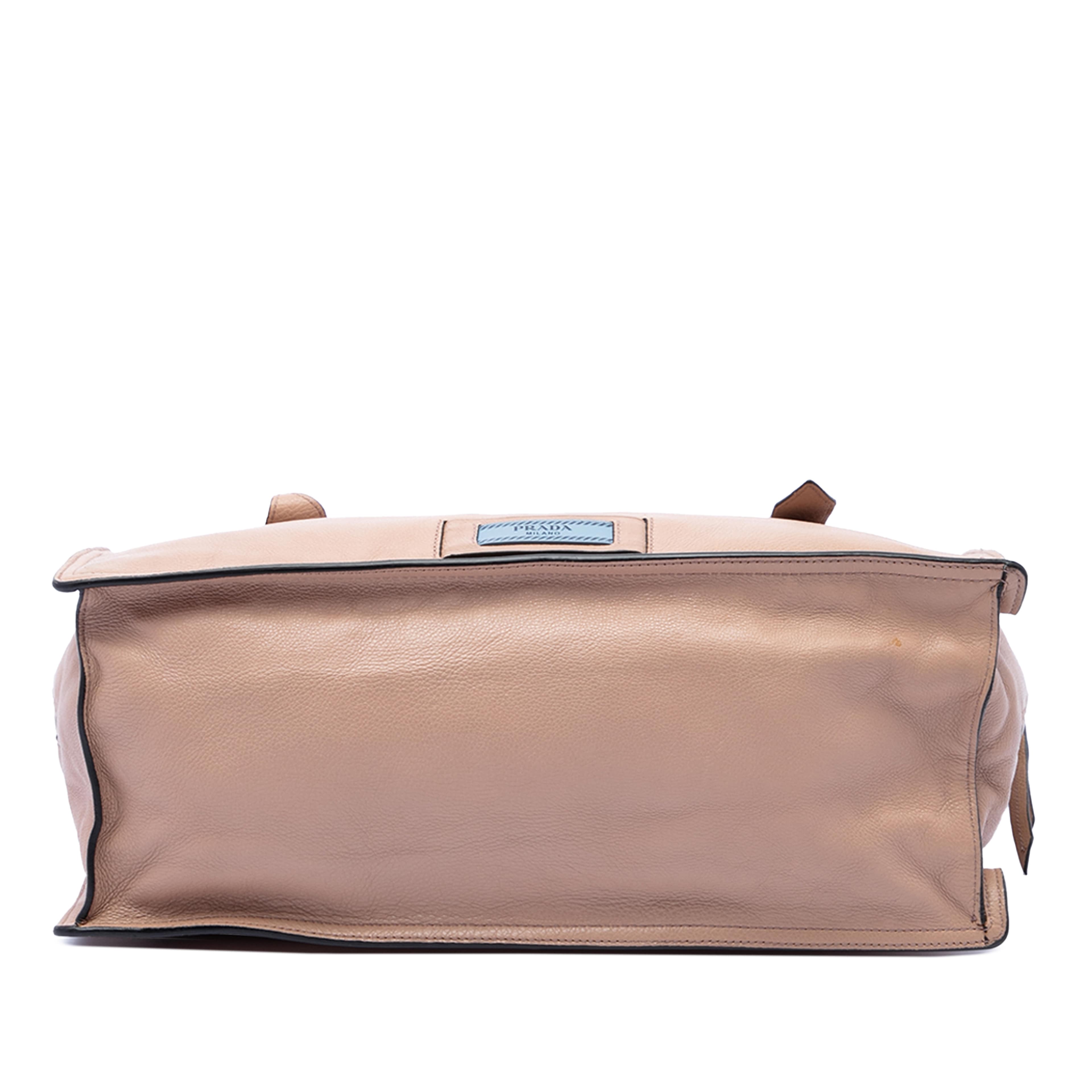Prada Calfskin Etiquette Satchel, från Luxclusif, i färgen brun. Klicka för att öppna bilden i stort format