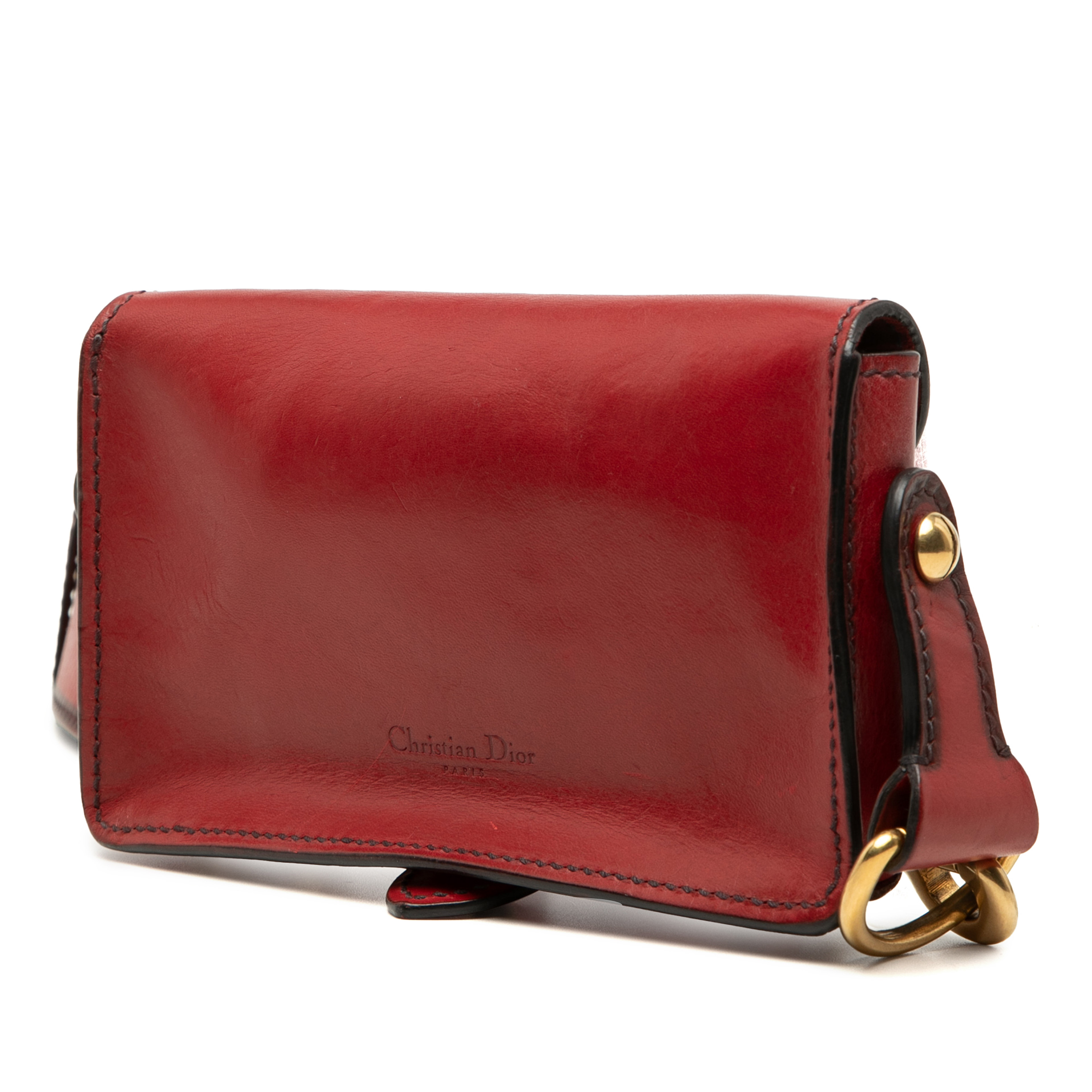 Dior Mini Leather D Bee Saddle Bag, från Luxclusif, i färgen röd. Klicka för att öppna bilden i stort format