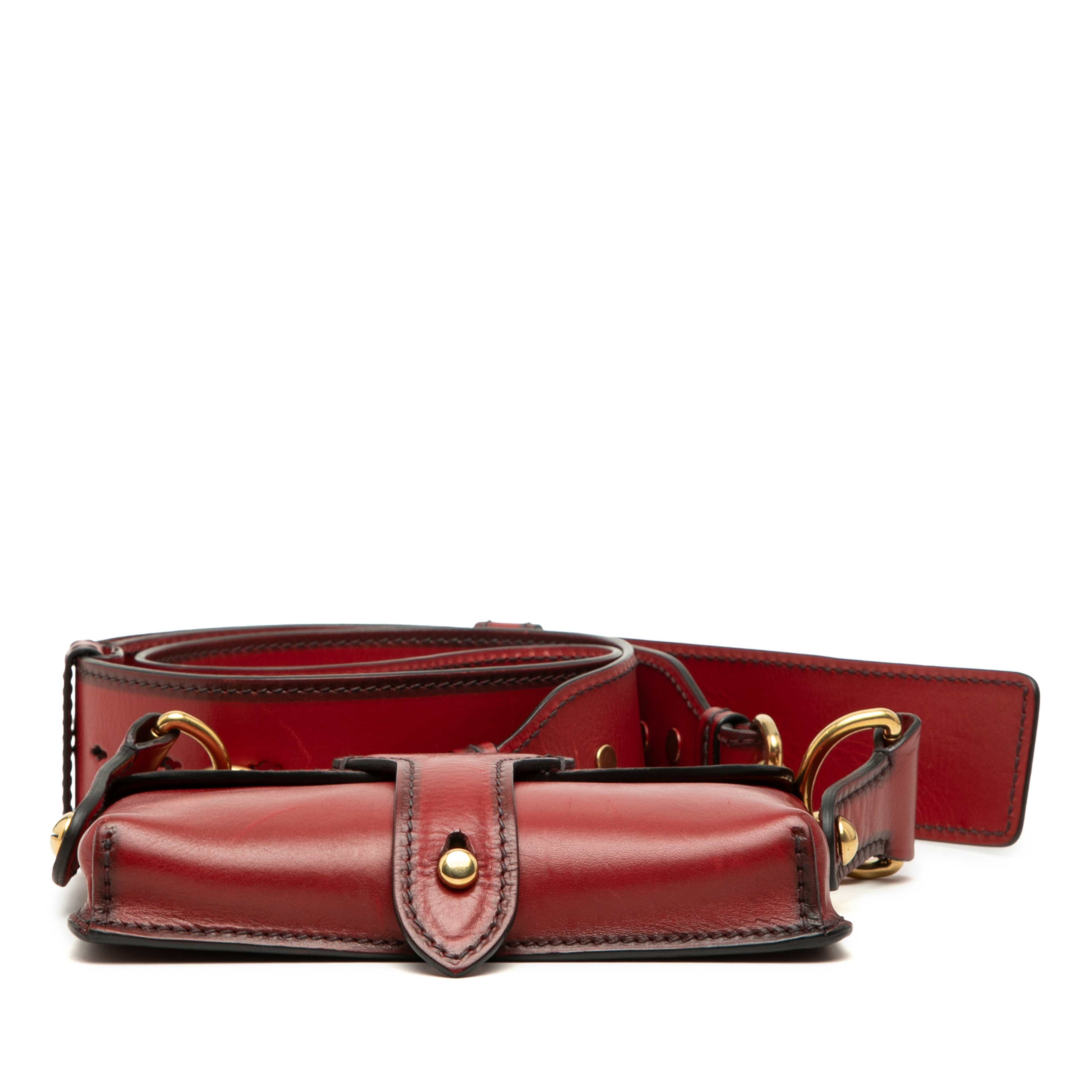 Dior Mini Leather D Bee Saddle Bag, från Luxclusif, i färgen röd. Klicka för att öppna bilden i stort format