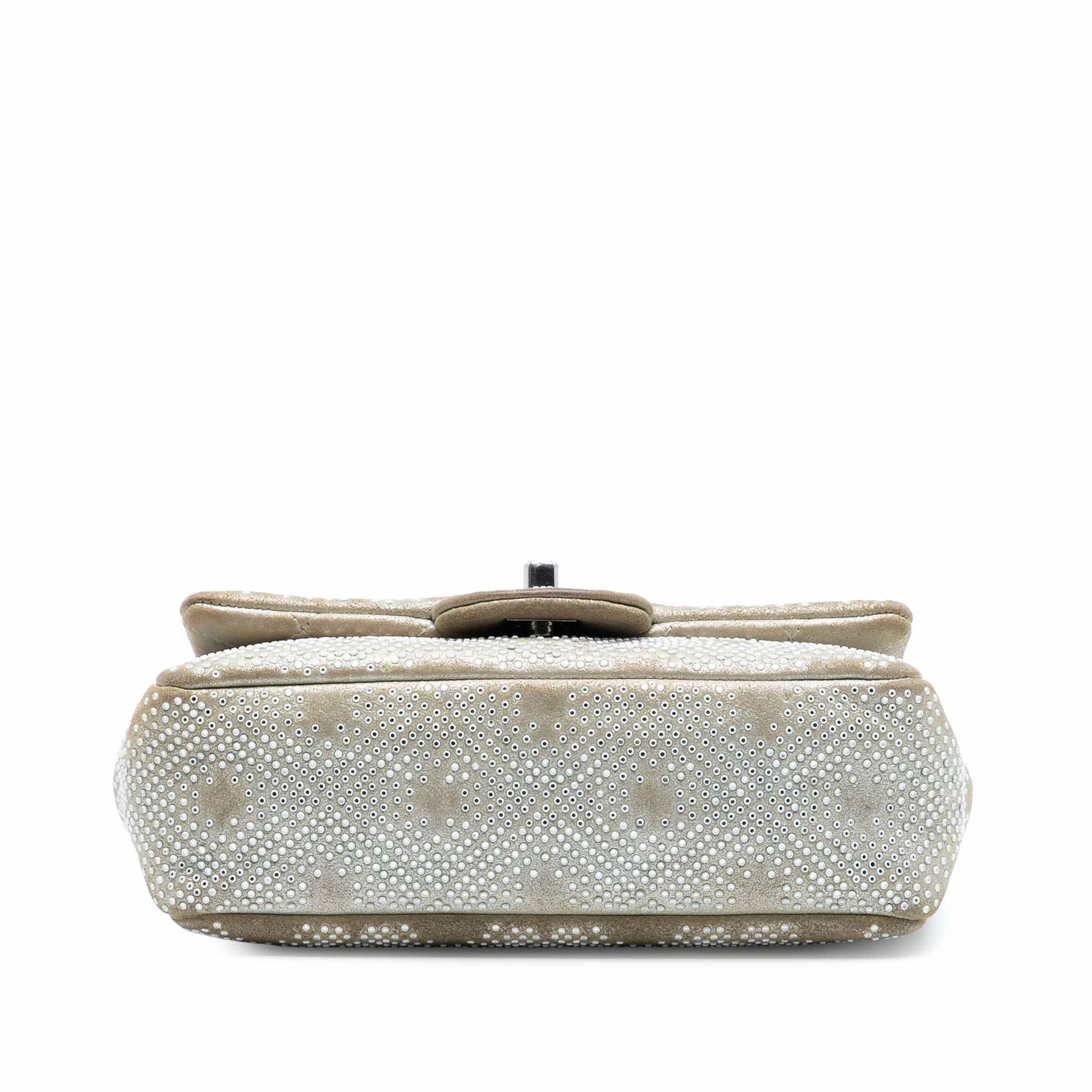 Chanel Mini Rectangular Iridescent Calfskin Strass Embellished Single Flap, från Luxclusif, i färgen beige. Klicka för att öppna bilden i stort format