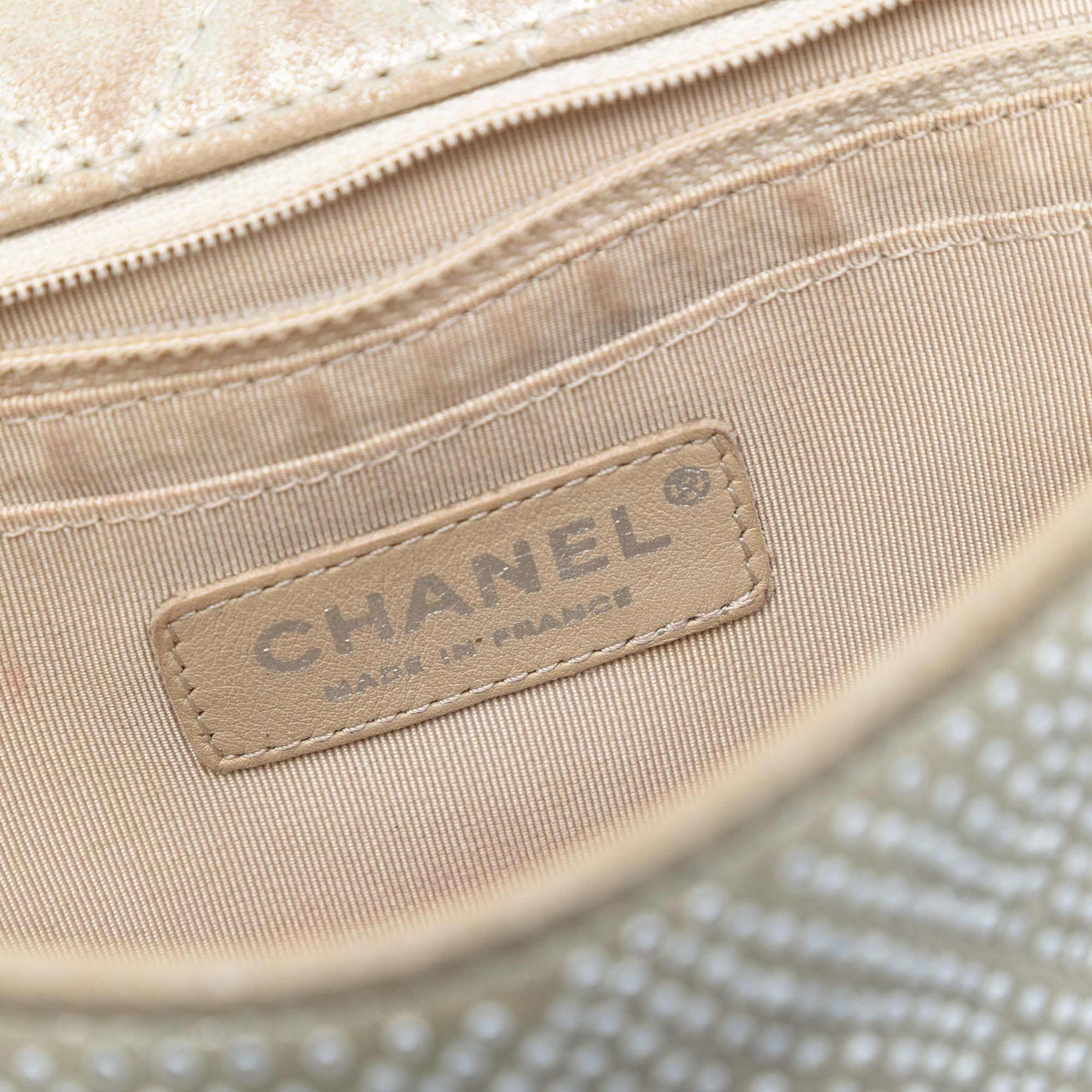 Chanel Mini Rectangular Iridescent Calfskin Strass Embellished Single Flap, från Luxclusif, i färgen beige. Klicka för att öppna bilden i stort format