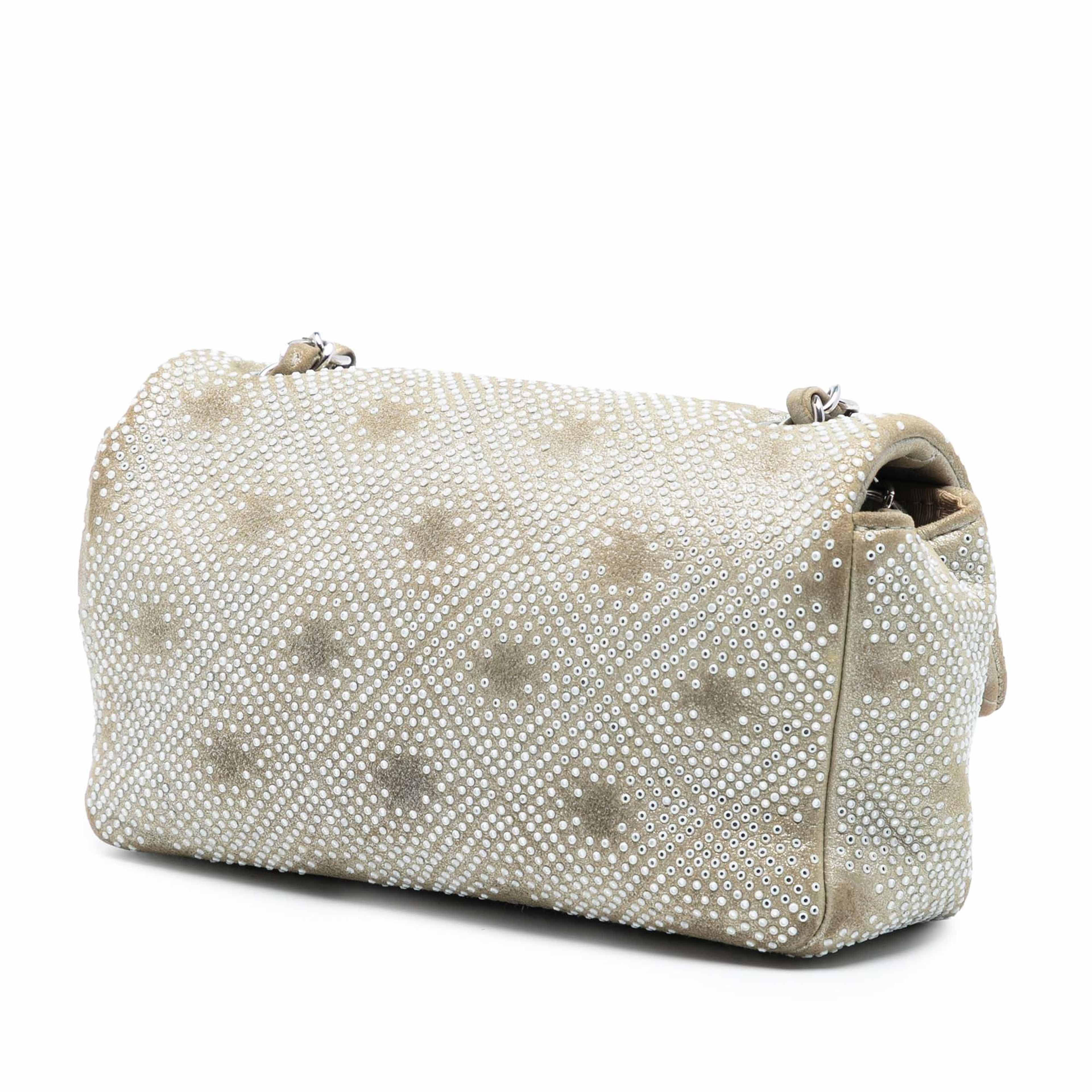 Chanel Mini Rectangular Iridescent Calfskin Strass Embellished Single Flap, från Luxclusif, i färgen beige. Klicka för att öppna bilden i stort format