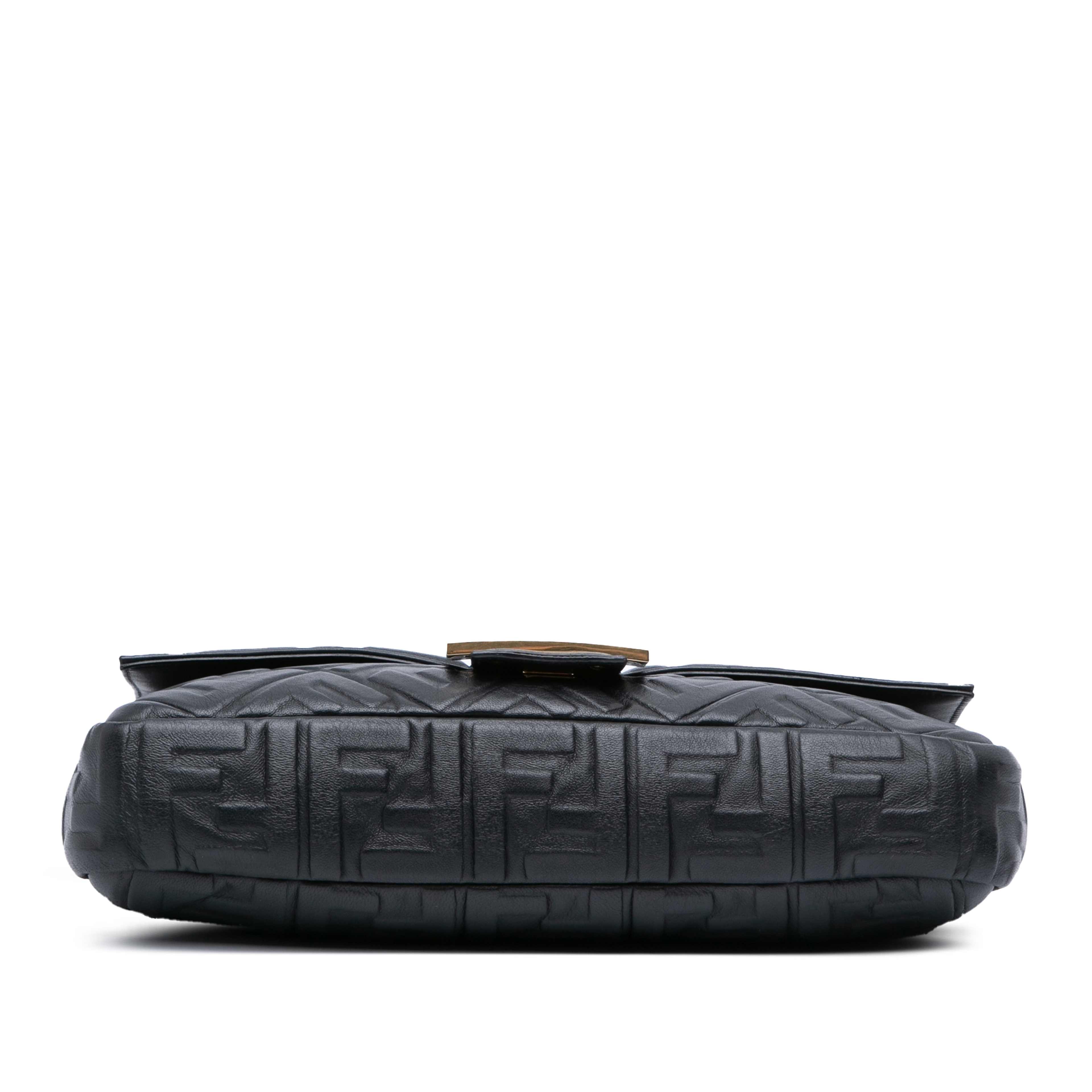 Fendi Large Zucca Embossed Leather Baguette Satchel, från Luxclusif, i färgen black. Klicka för att öppna bilden i stort format