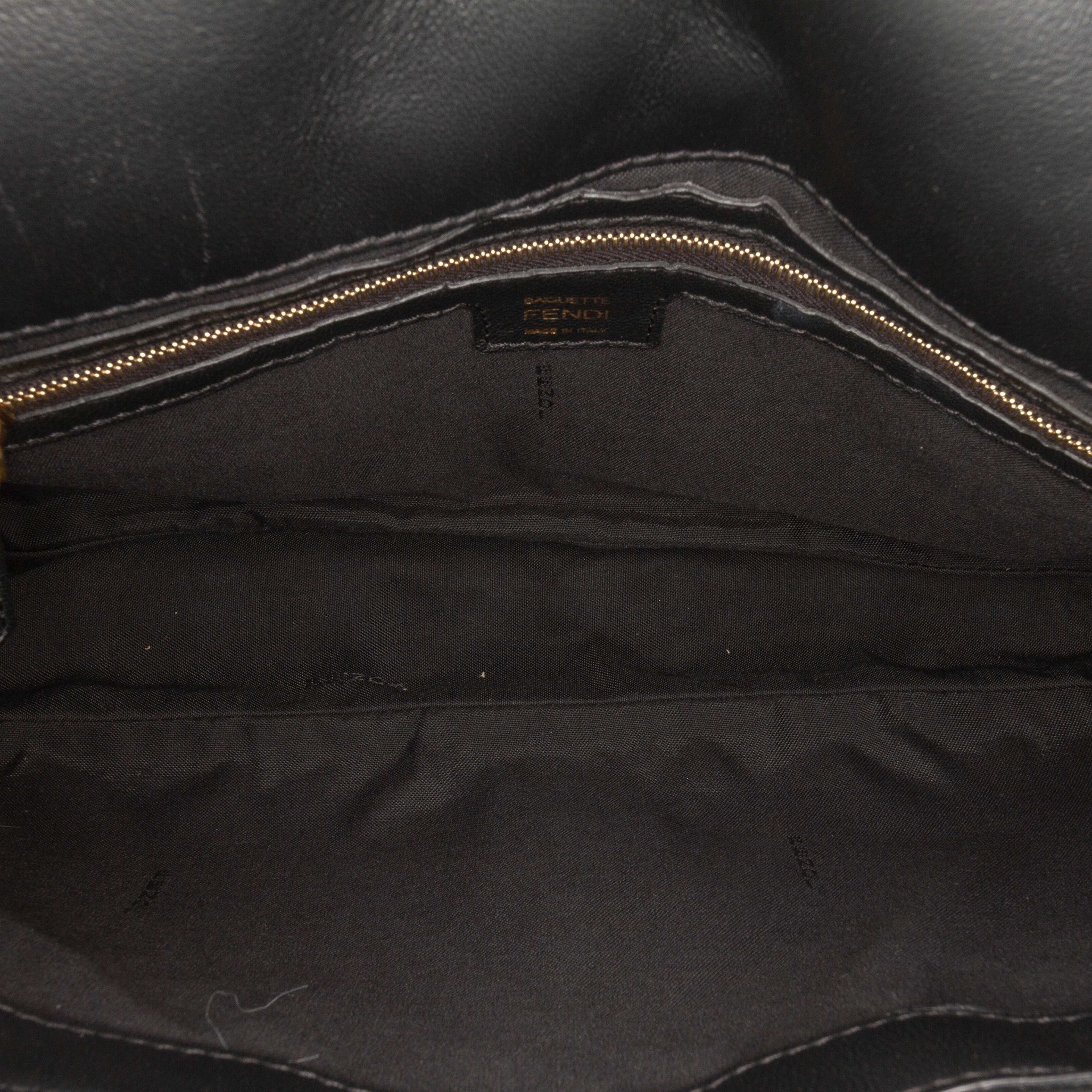 Fendi Large Zucca Embossed Leather Baguette Satchel, från Luxclusif, i färgen black. Klicka för att öppna bilden i stort format