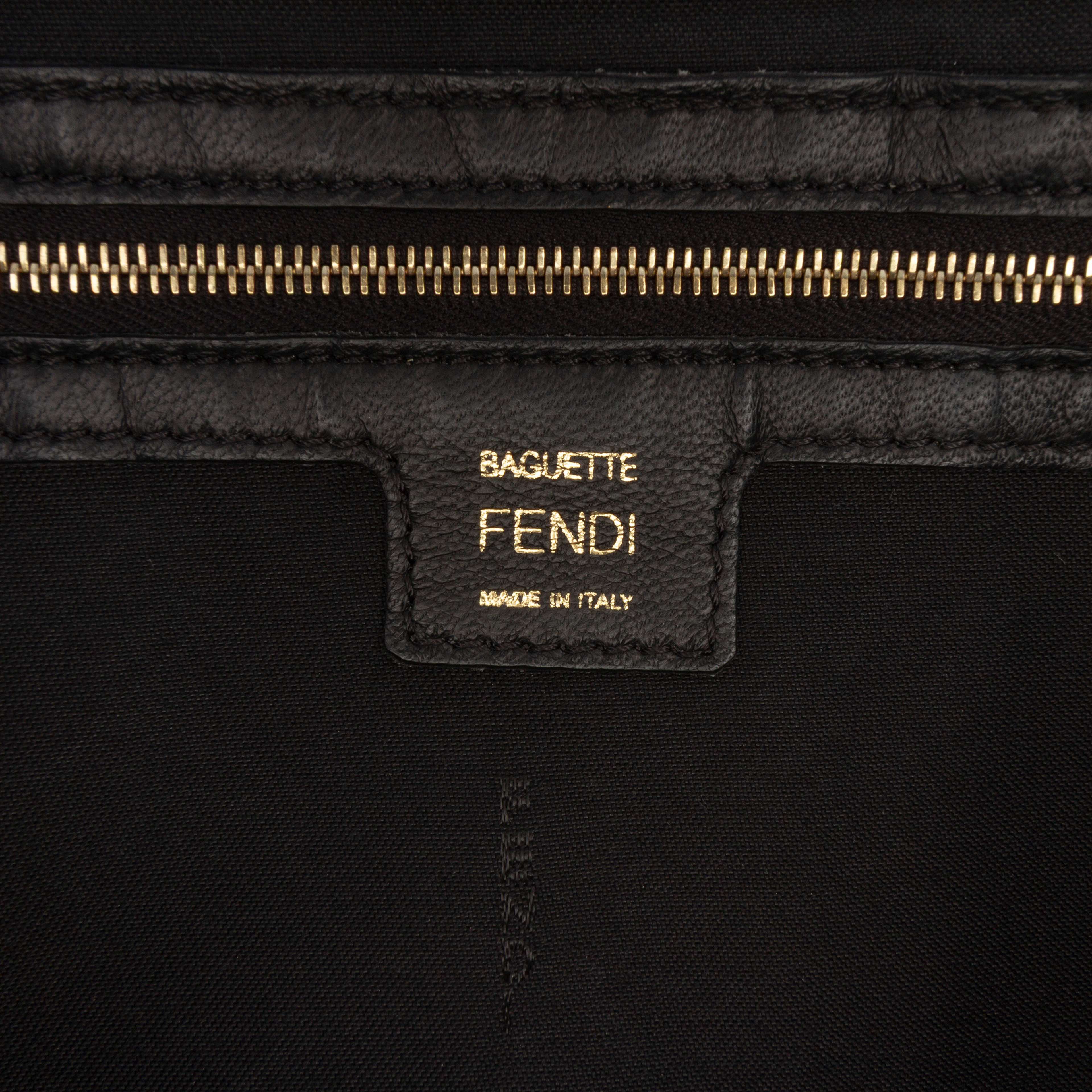 Fendi Large Zucca Embossed Leather Baguette Satchel, från Luxclusif, i färgen black. Klicka för att öppna bilden i stort format