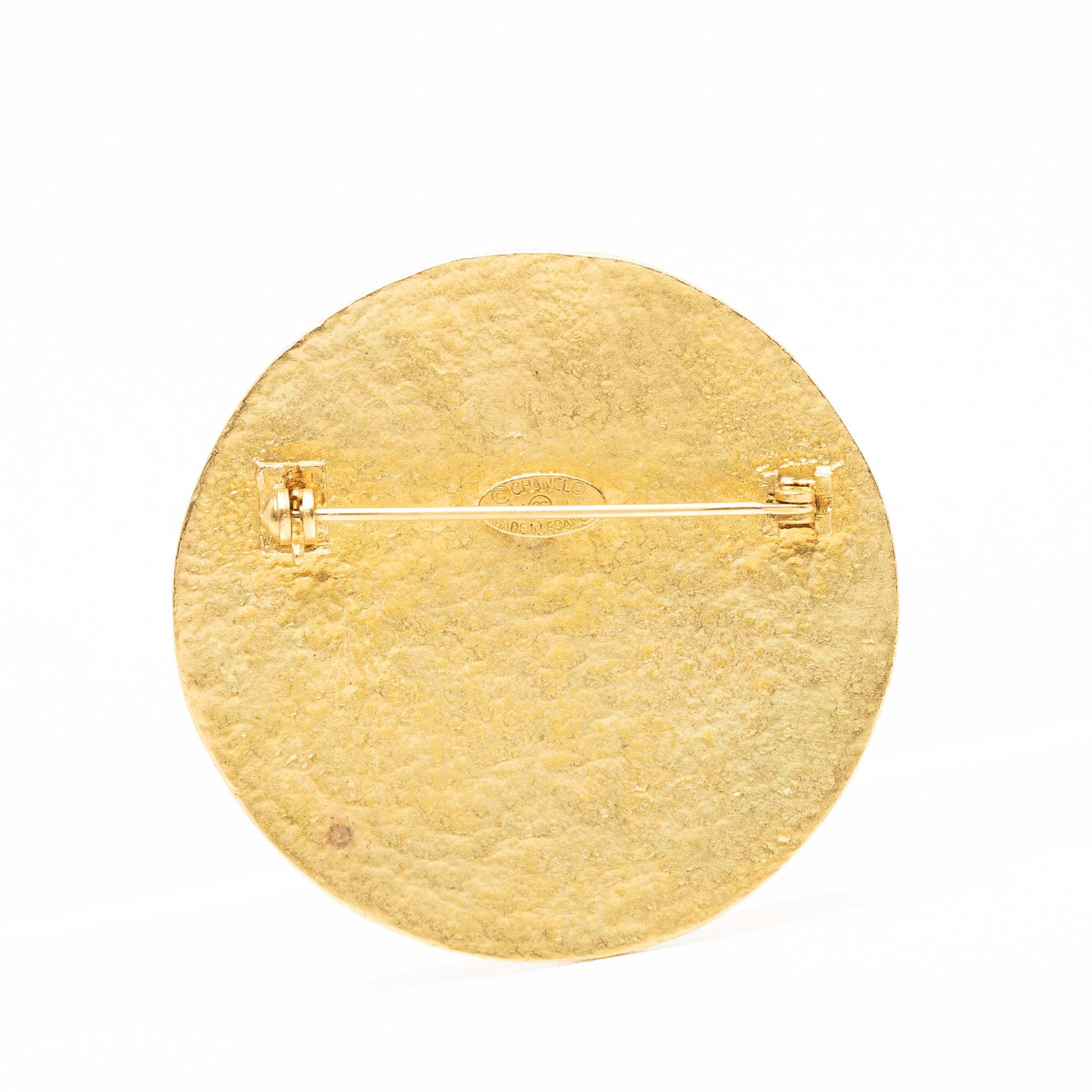 Chanel Cc Gold Plated Round Brooch, från Luxclusif, i färgen gold. Klicka för att öppna bilden i stort format