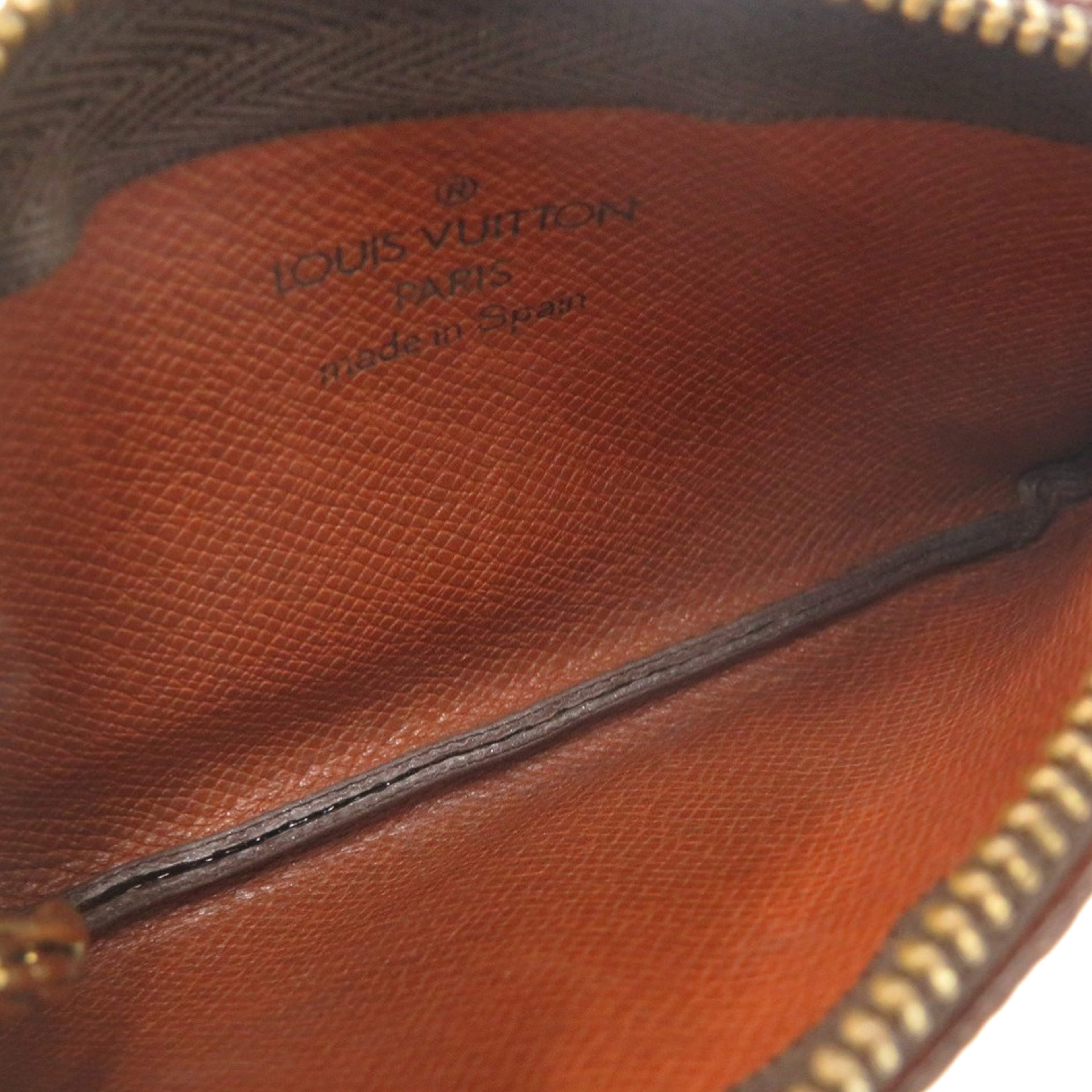 Louis Vuitton Monogram Key Pouch, från Luxclusif, i färgen brun. Klicka för att öppna bilden i stort format