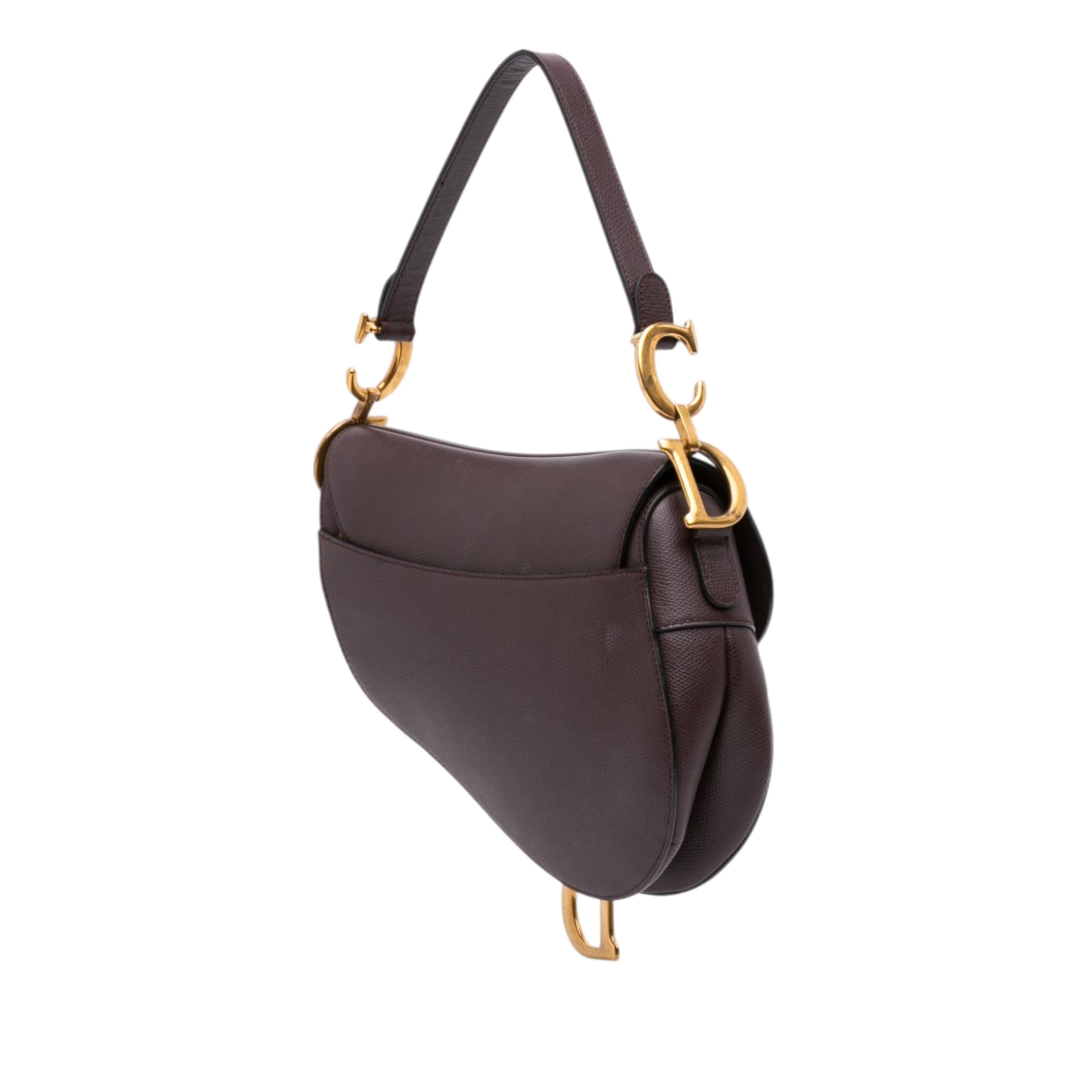 Dior Mini Grained Calfskin Saddle Bag, från Luxclusif, i färgen brun. Klicka för att öppna bilden i stort format