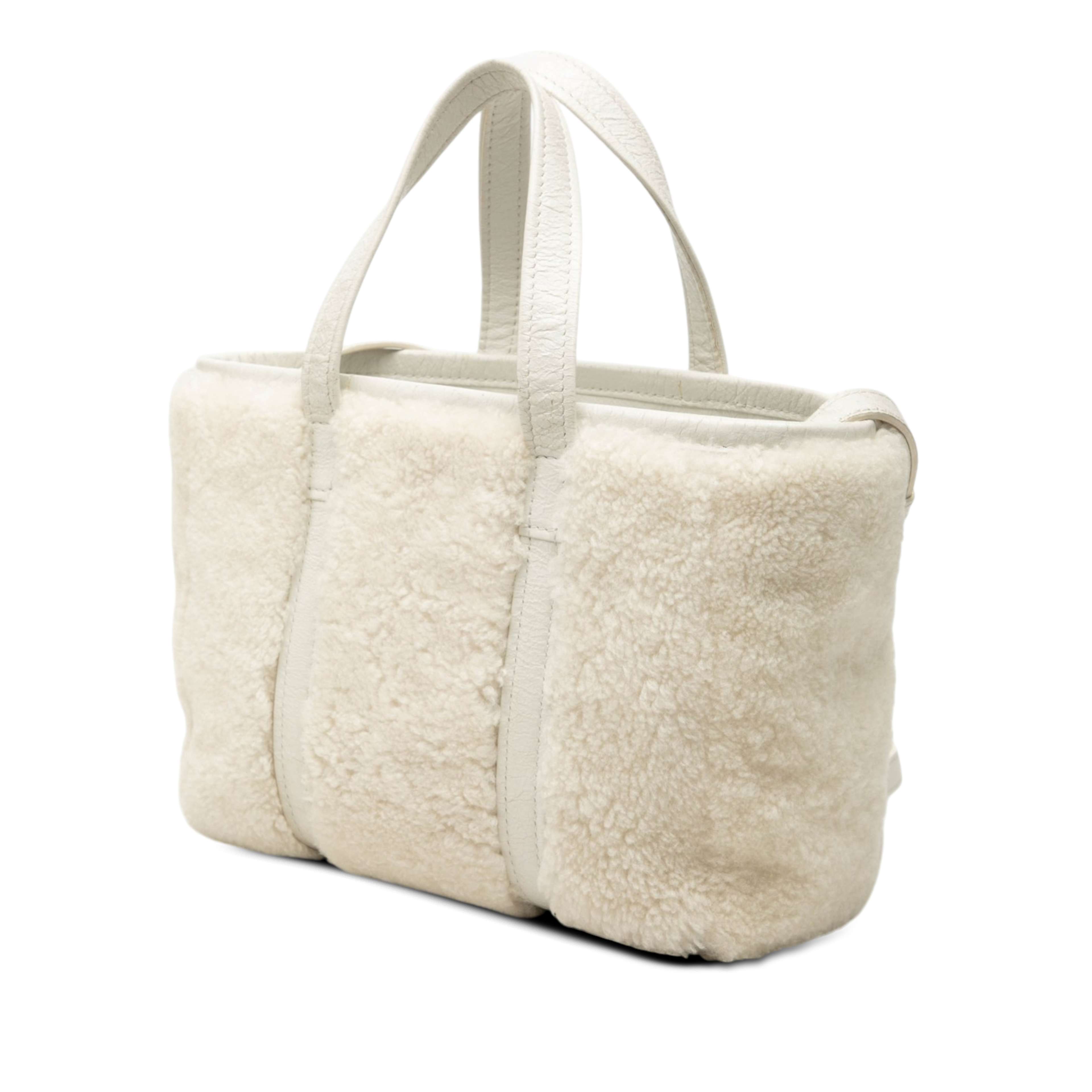 Balenciaga Small Shearling And Leather Barbes East West Shopper Tote, från Luxclusif, i färgen vit. Klicka för att öppna bilden i stort format