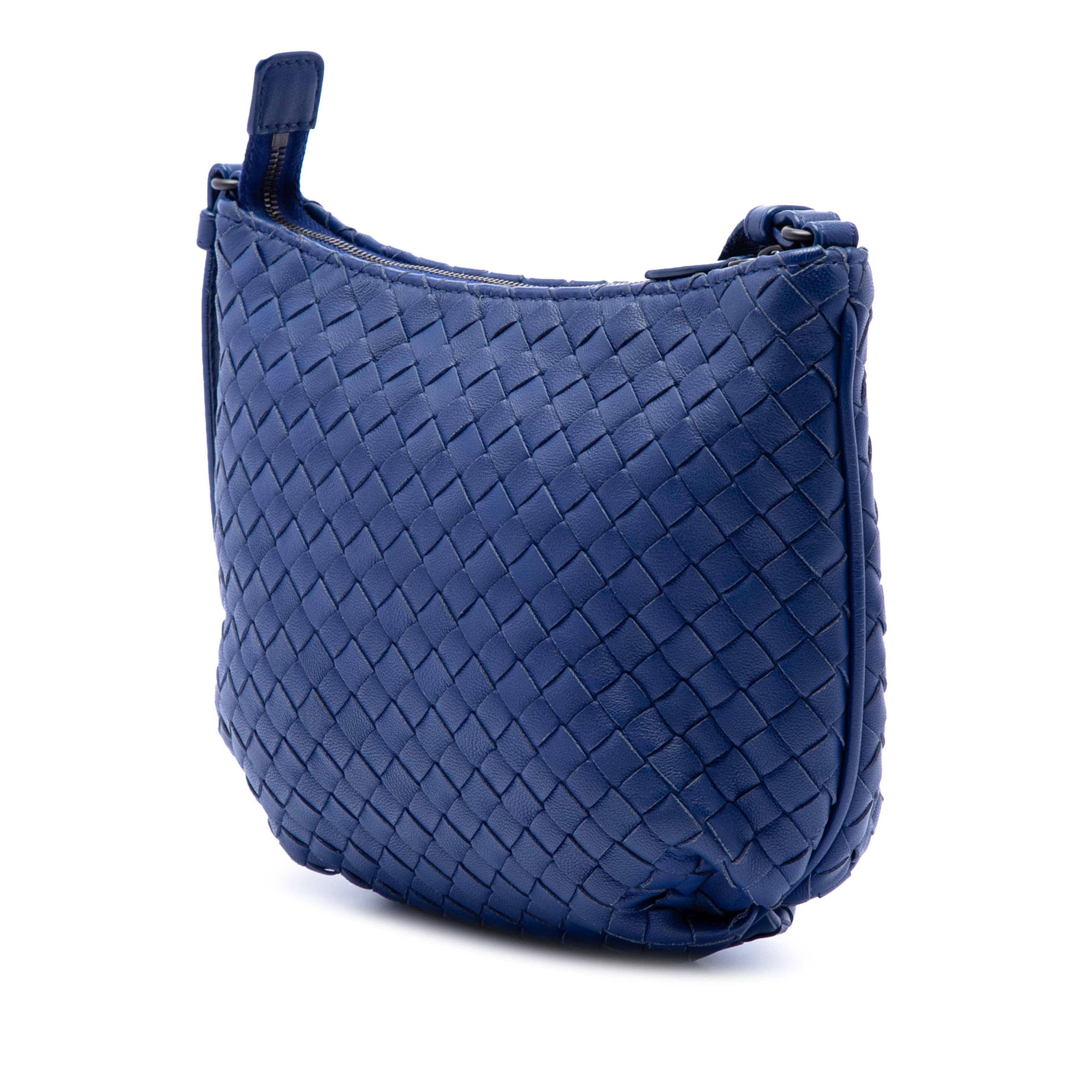 Bottega Veneta Small Nappa Intrecciato Crossbody, från Luxclusif, i färgen dark blue. Klicka för att öppna bilden i stort format