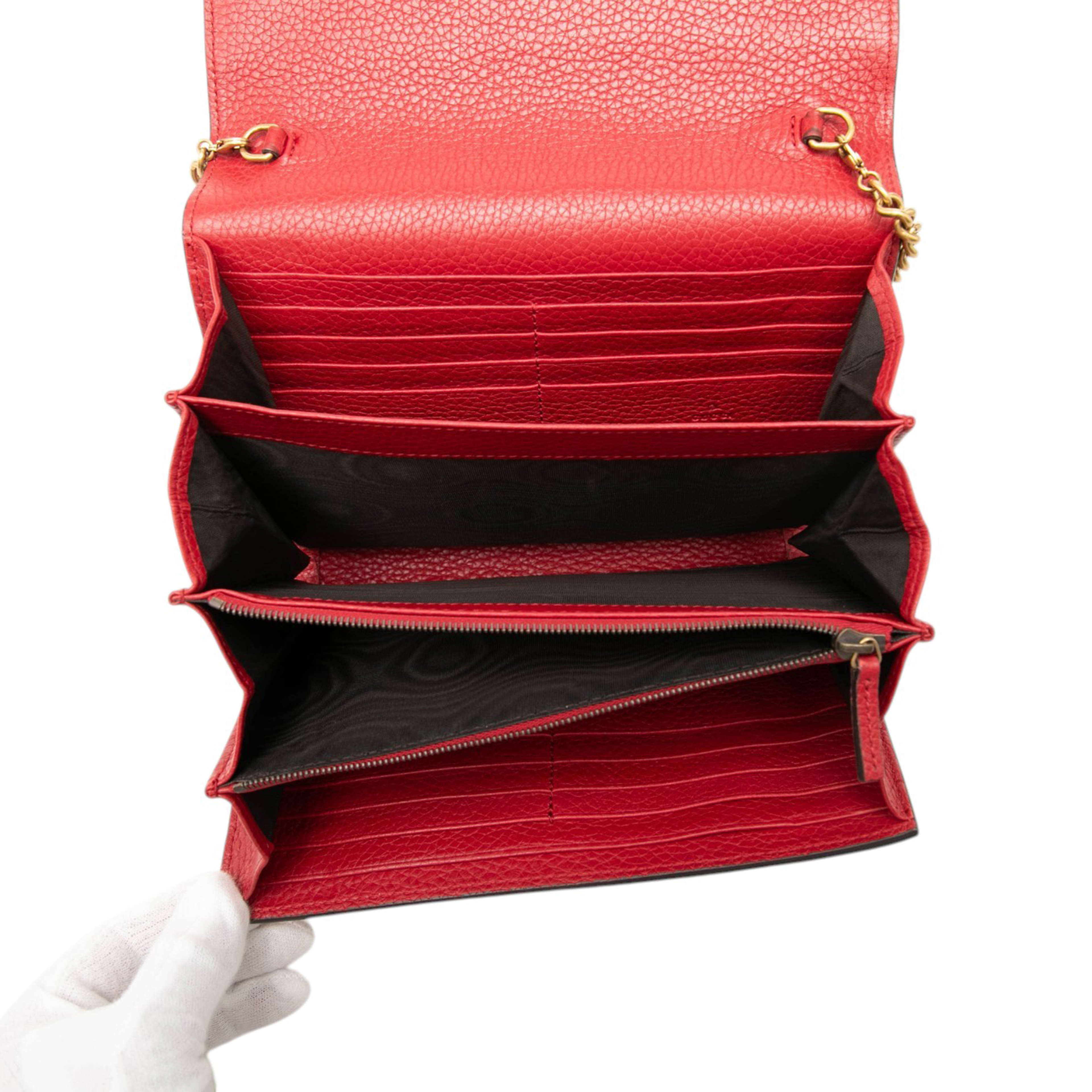 Gucci Gg Marmont Calfskin Wallet On Chain, från Luxclusif, i färgen röd. Klicka för att öppna bilden i stort format