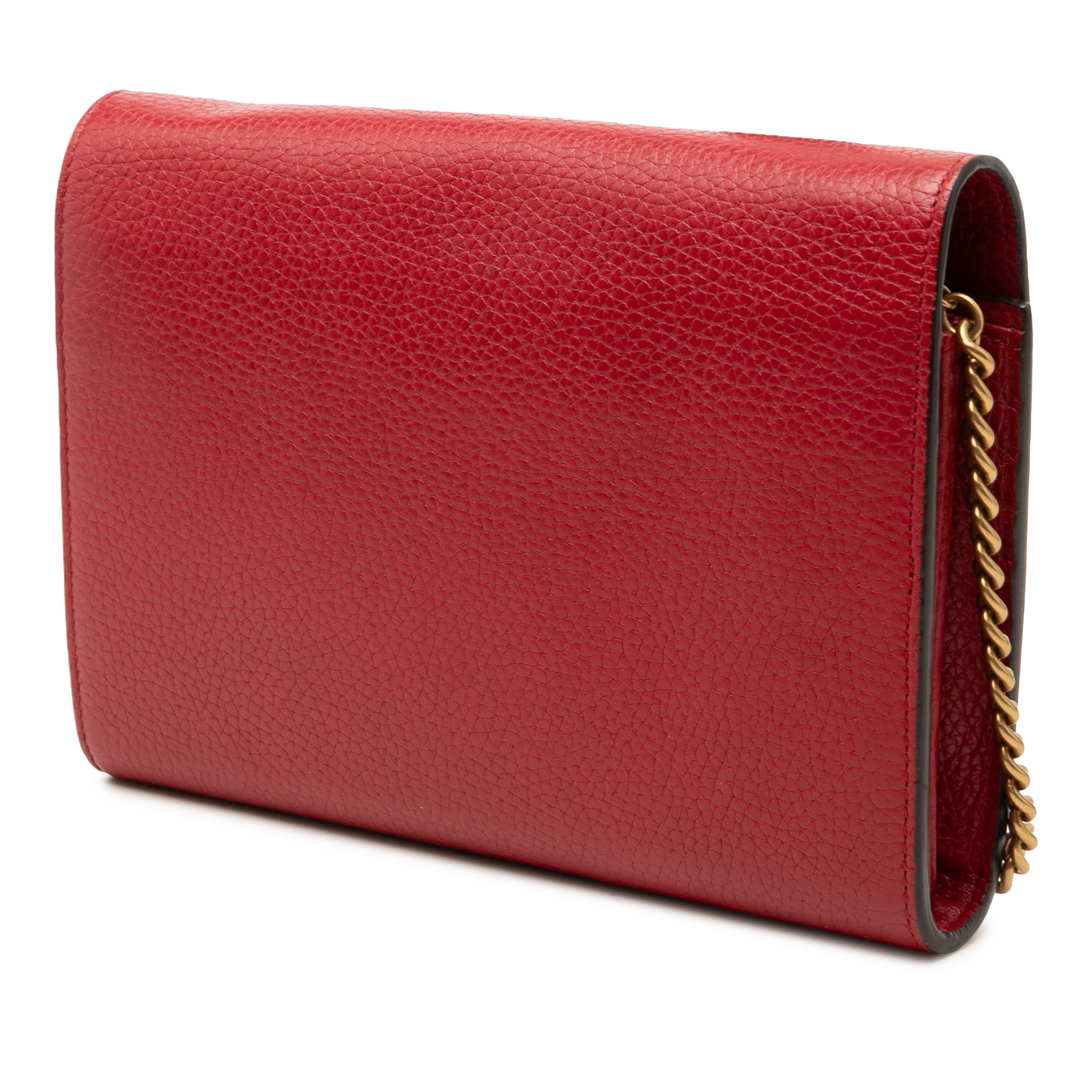 Gucci Gg Marmont Calfskin Wallet On Chain, från Luxclusif, i färgen röd. Klicka för att öppna bilden i stort format