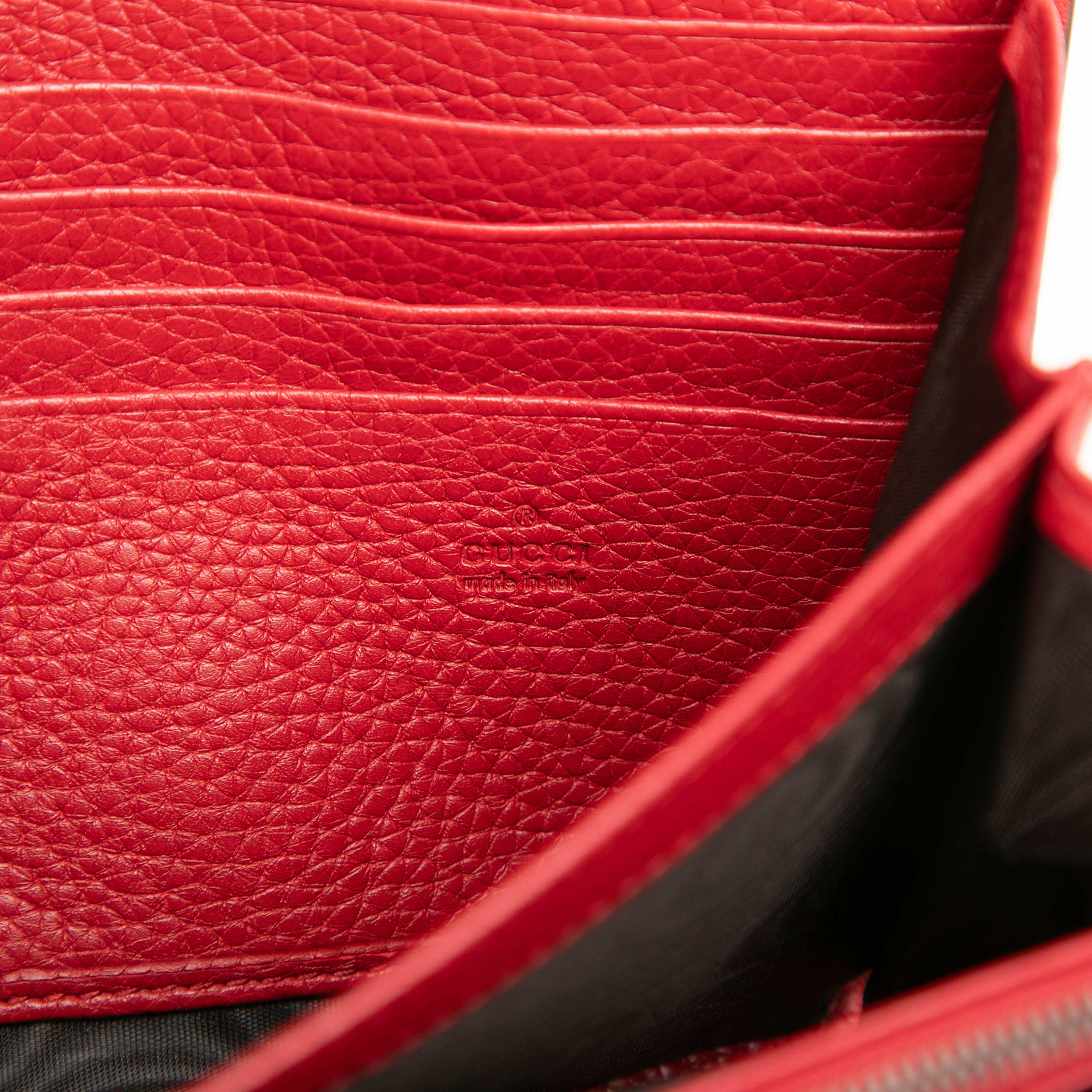 Gucci Gg Marmont Calfskin Wallet On Chain, från Luxclusif, i färgen röd. Klicka för att öppna bilden i stort format