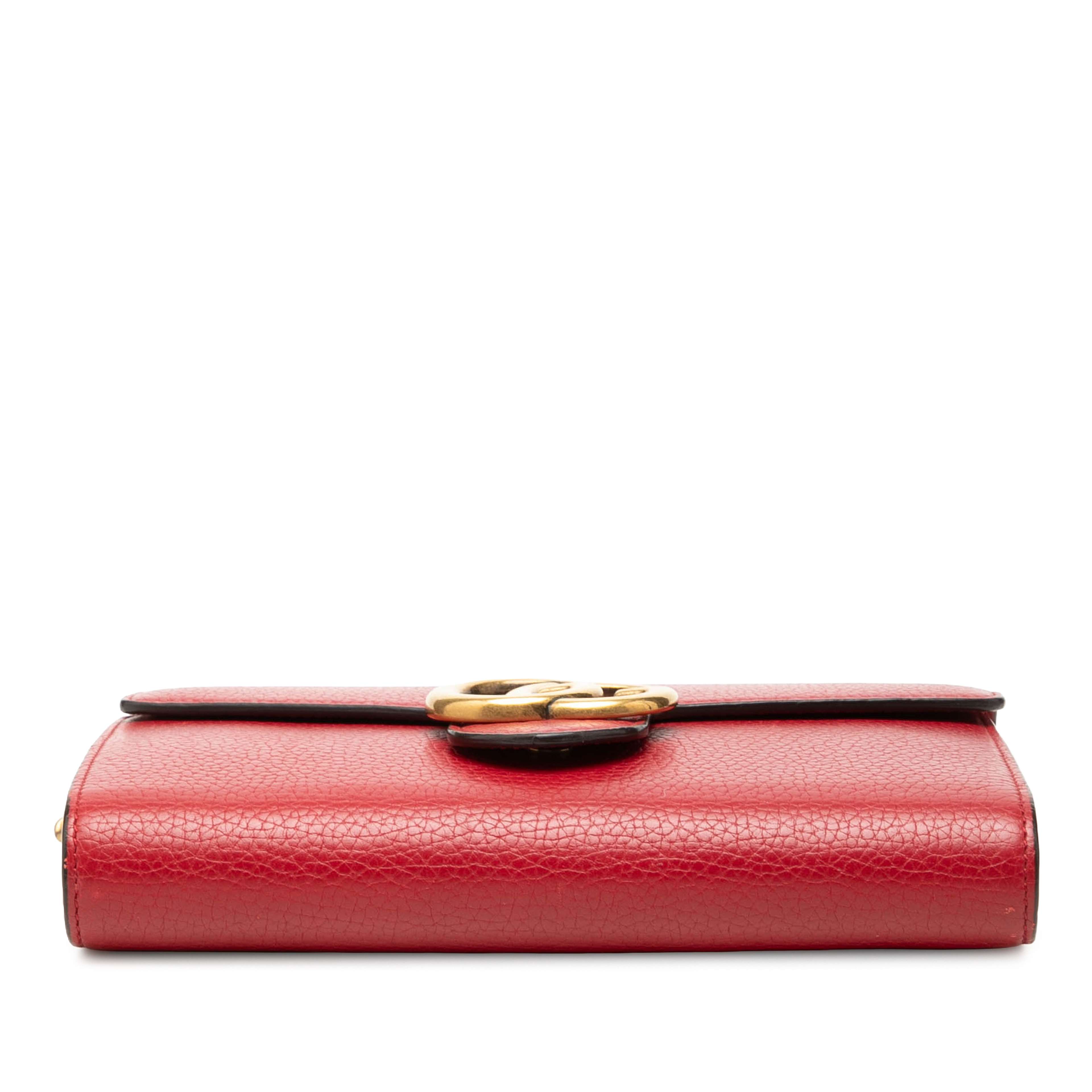 Gucci Gg Marmont Calfskin Wallet On Chain, från Luxclusif, i färgen röd. Klicka för att öppna bilden i stort format