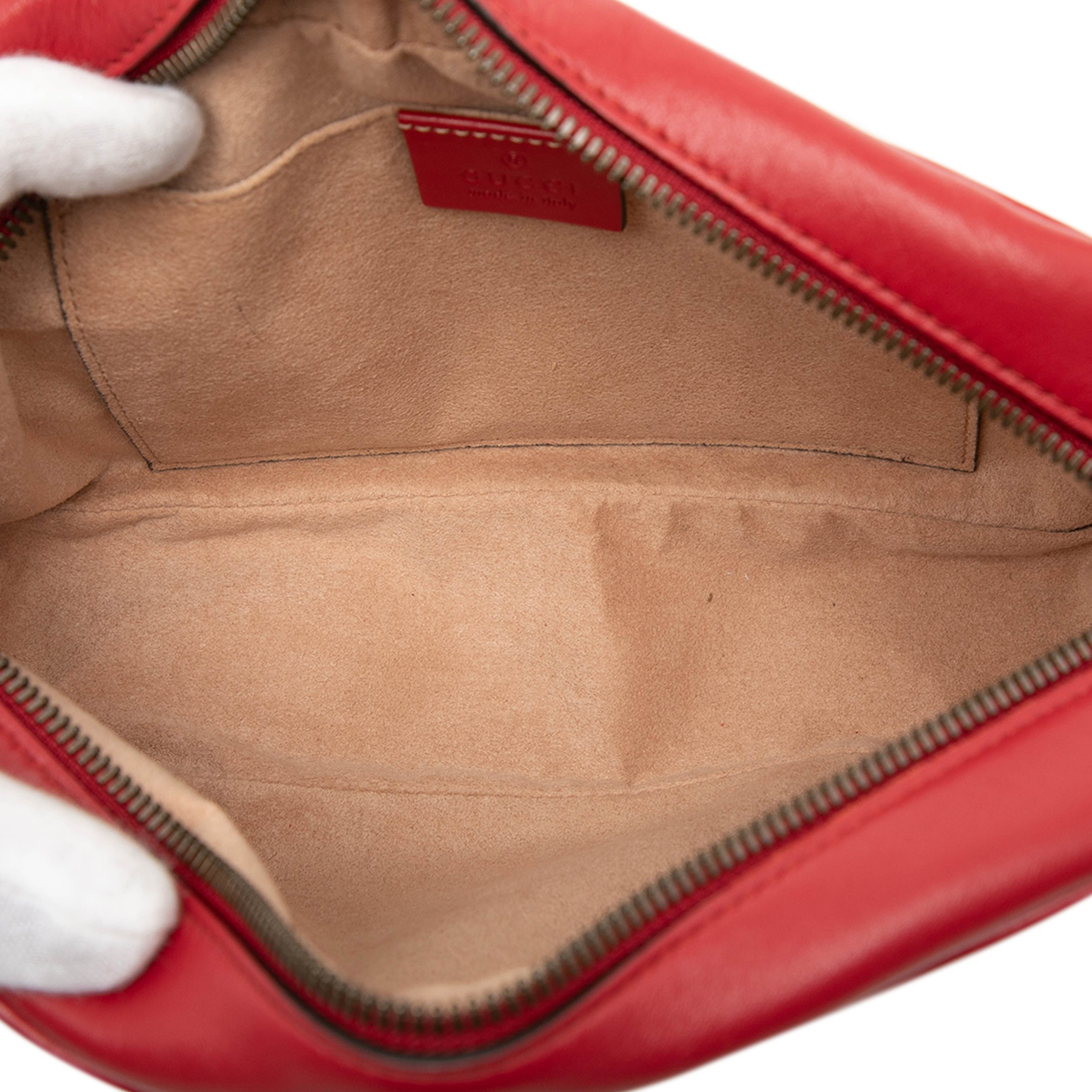 Gucci Small Gg Marmont Matelasse Leather Crossbody, från Luxclusif, i färgen red. Klicka för att öppna bilden i stort format