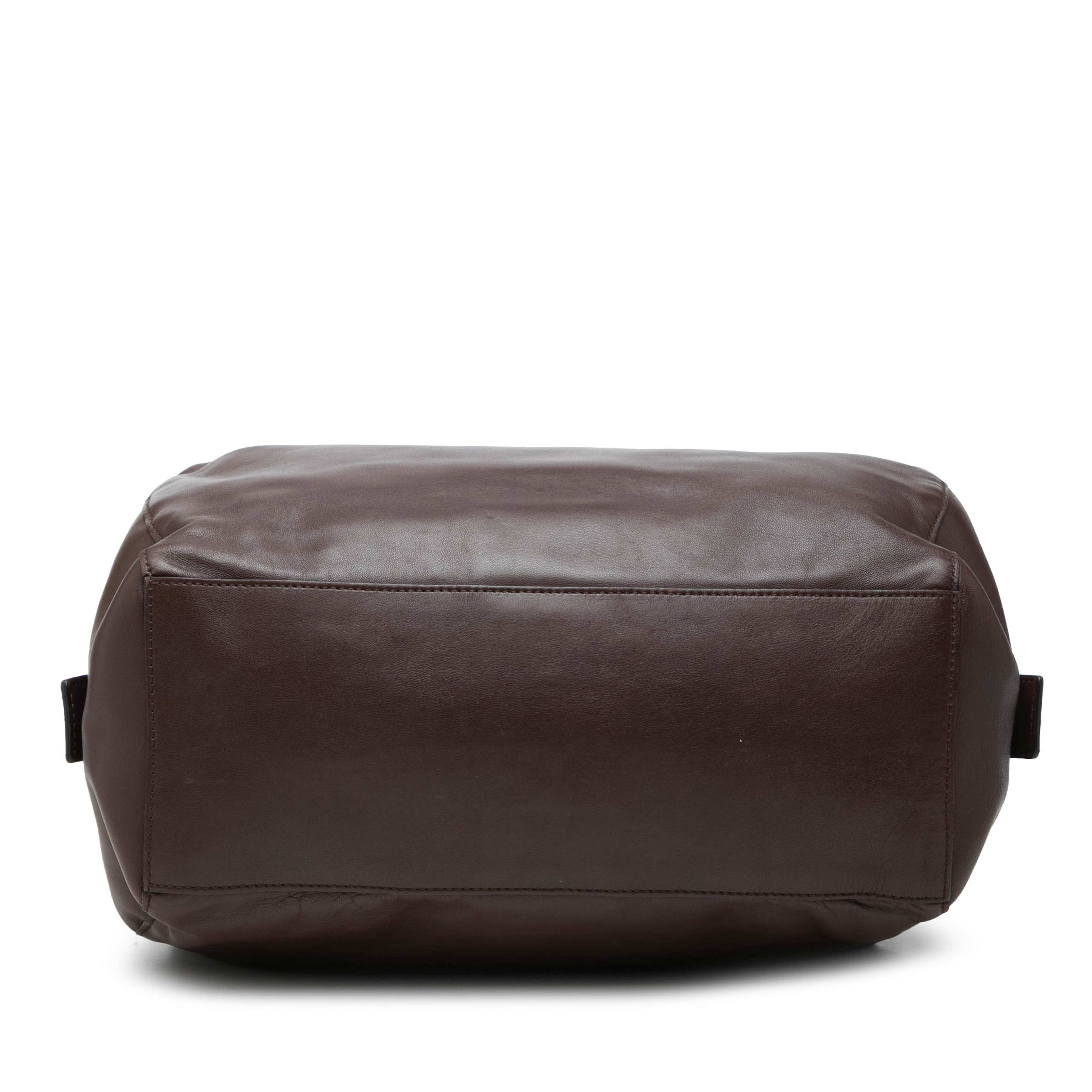 Celine Lambskin Triple Zip Shoulder Bag, från Luxclusif, i färgen brun. Klicka för att öppna bilden i stort format