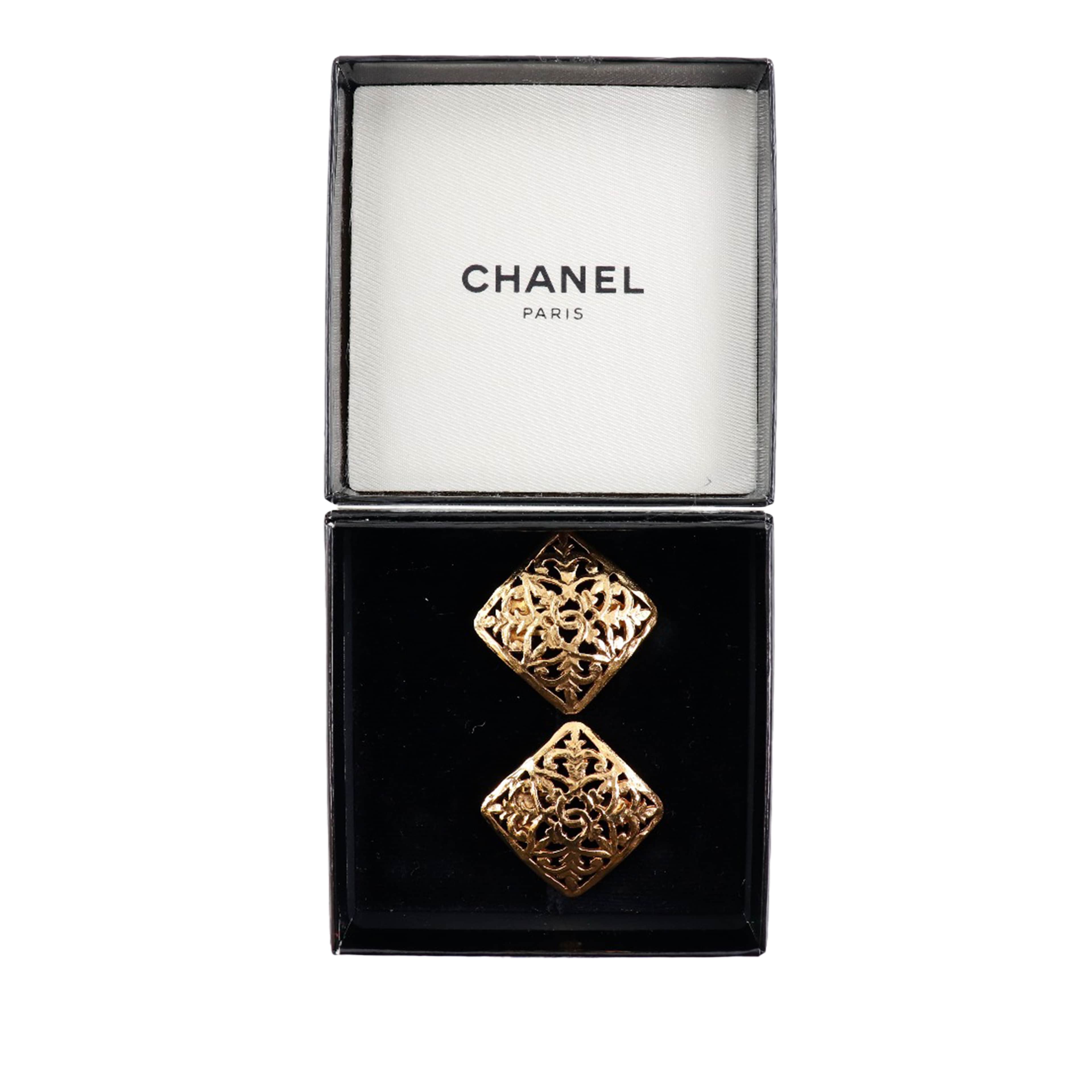 Chanel Cc Gold Plated Square Clip On Earrings, från Luxclusif, i färgen gold. Klicka för att öppna bilden i stort format