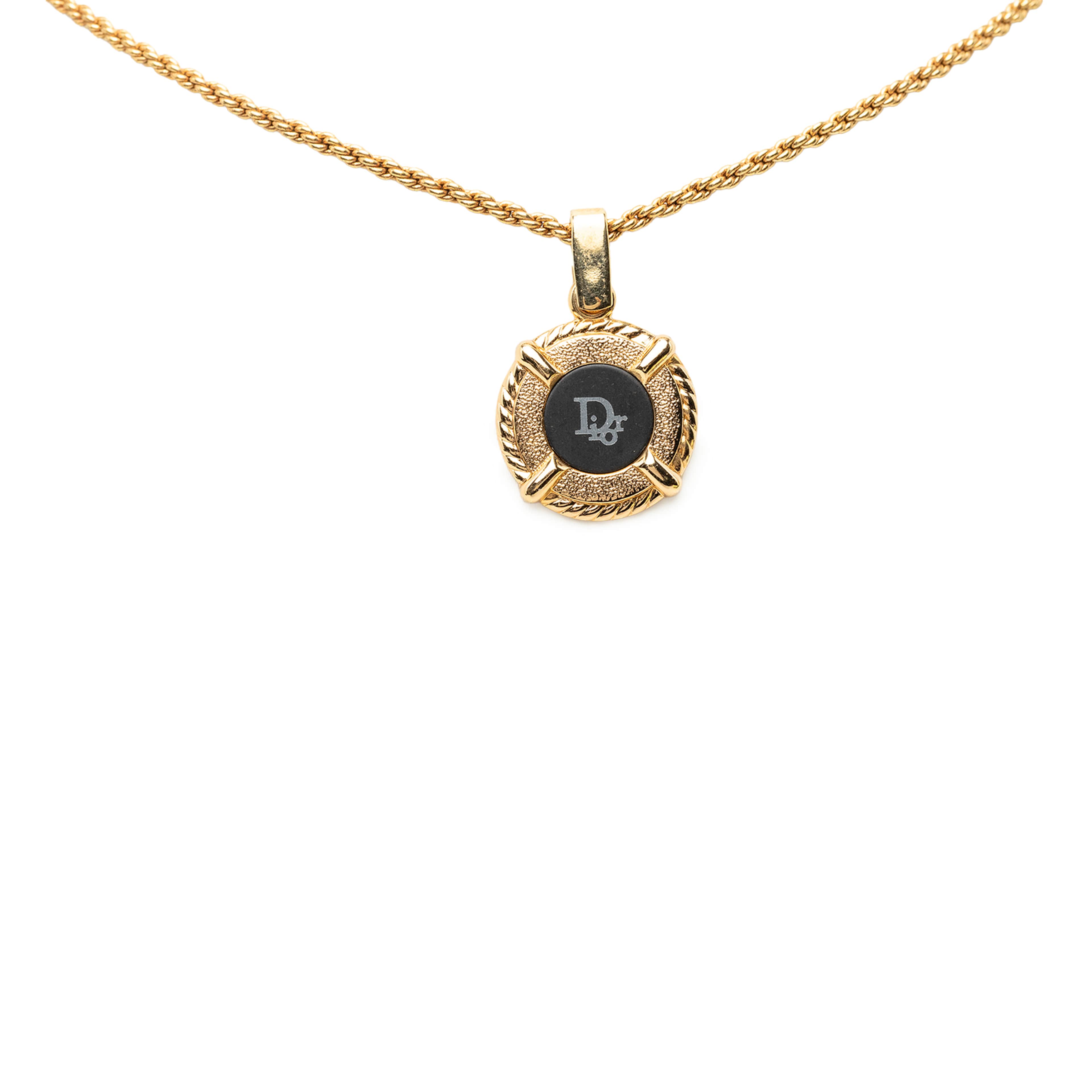 Dior Gold Plated Enamel Logo Round Pendant Necklace, från Luxclusif, i färgen guld. Klicka för att öppna bilden i stort format